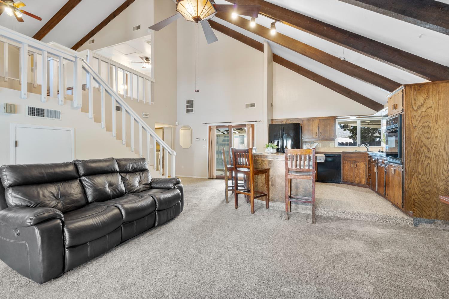 1015 E Paradise Ave, Visalia, CA 93592