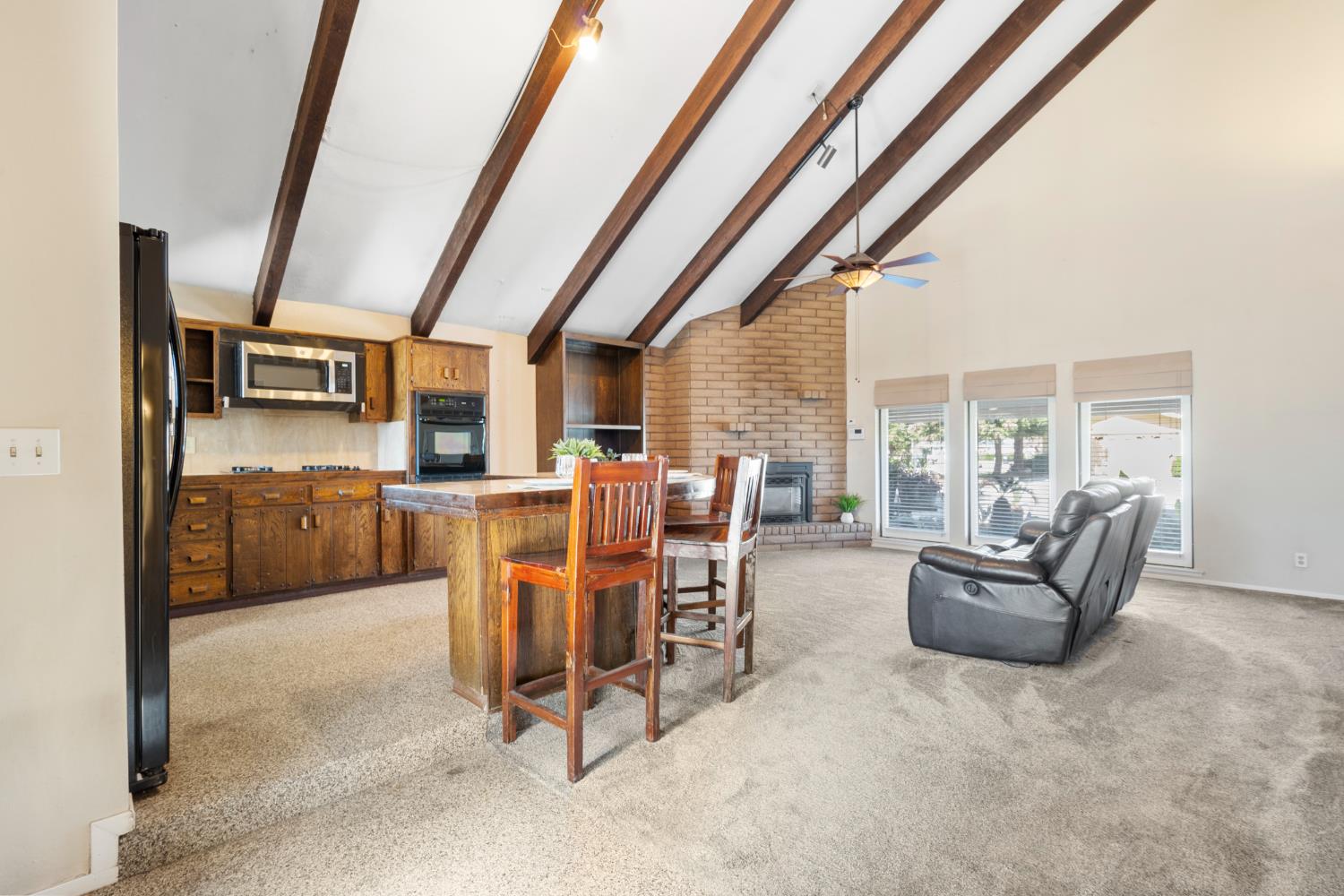 1015 E Paradise Ave, Visalia, CA 93592