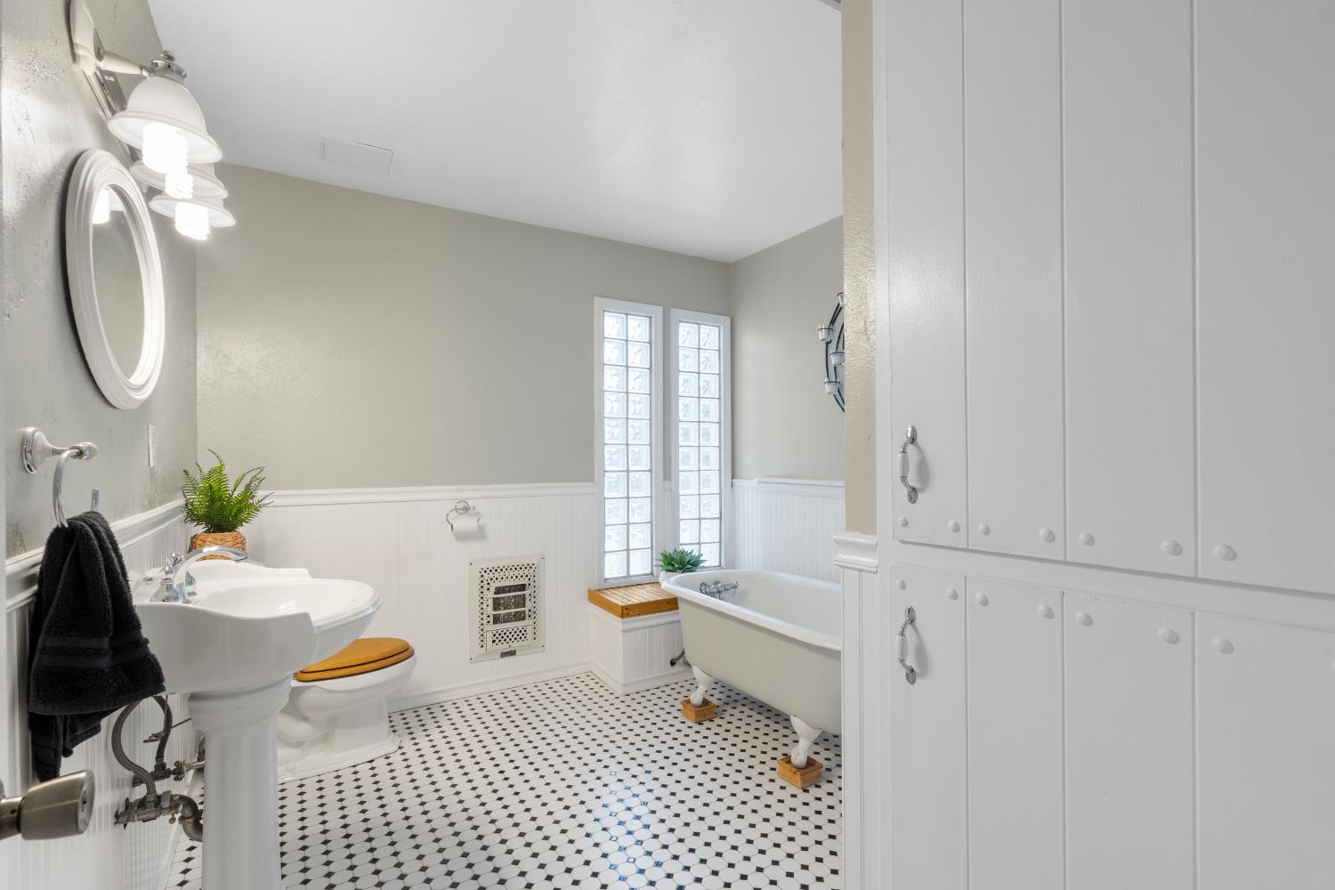 1015 E Paradise Ave, Visalia, CA 93592