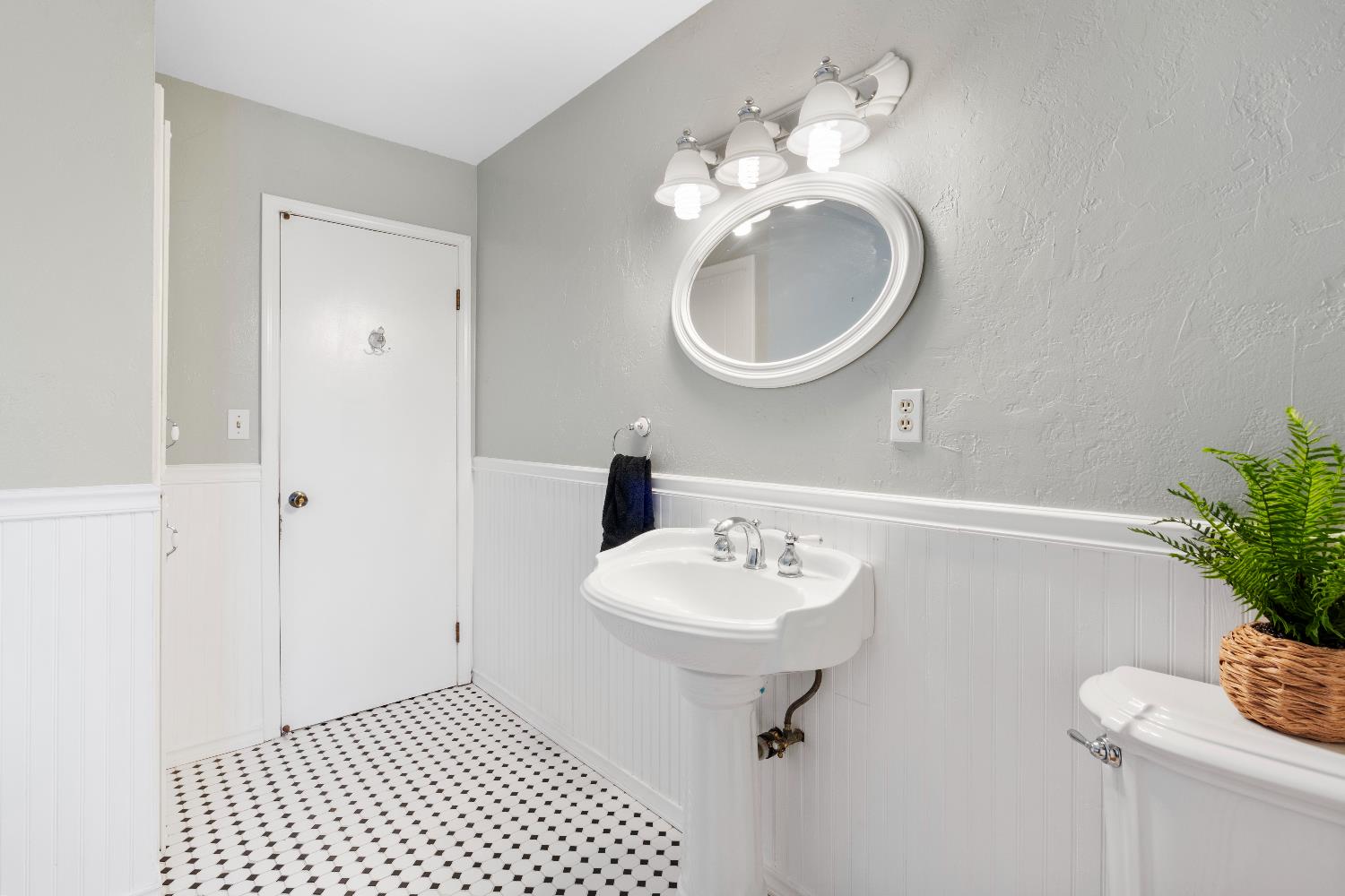 1015 E Paradise Ave, Visalia, CA 93592