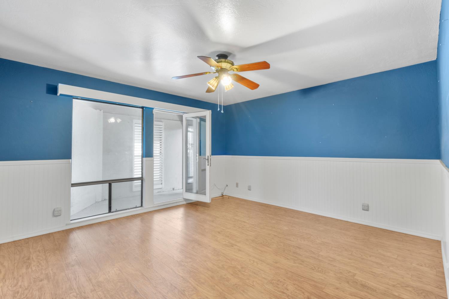 1015 E Paradise Ave, Visalia, CA 93592