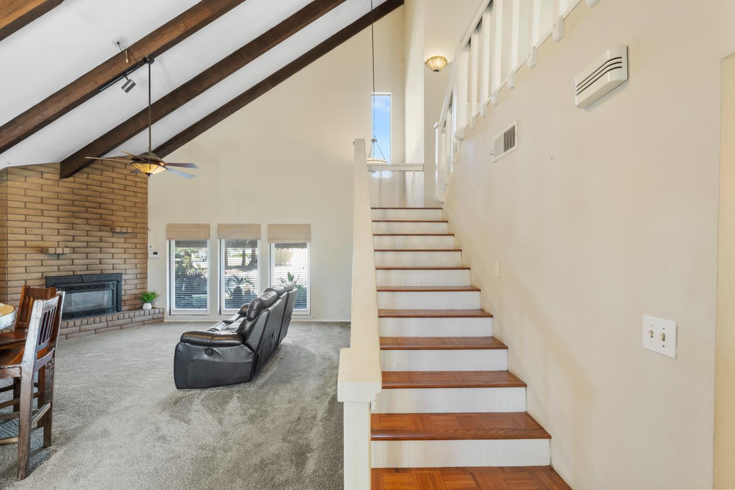 1015 E Paradise Ave, Visalia, CA 93592