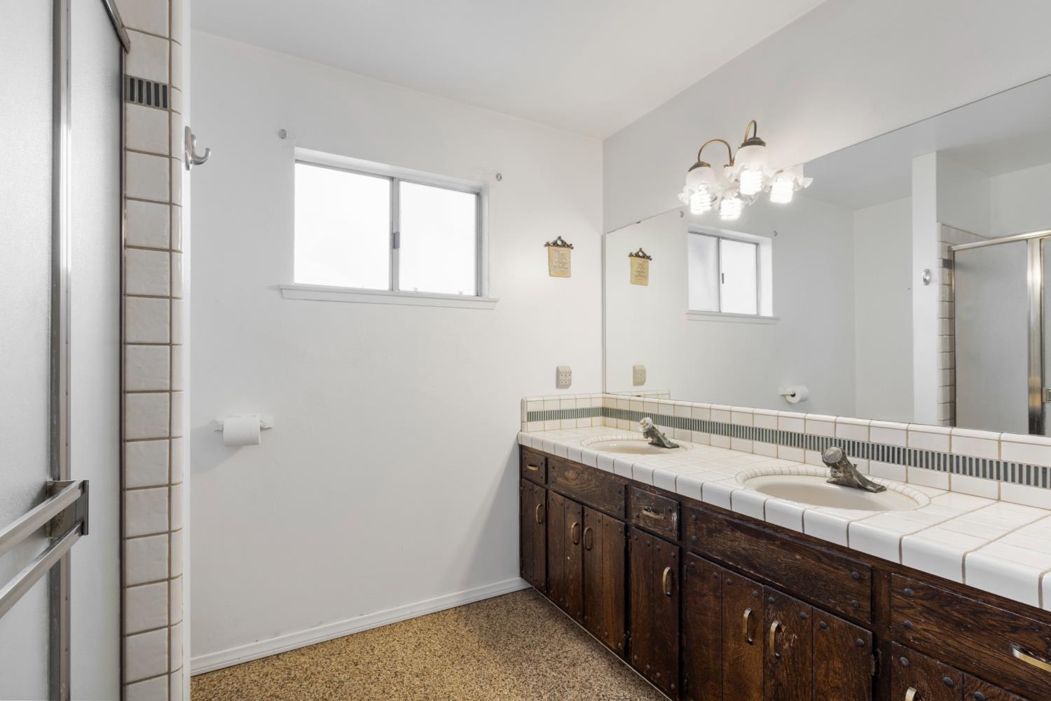 1015 E Paradise Ave, Visalia, CA 93592