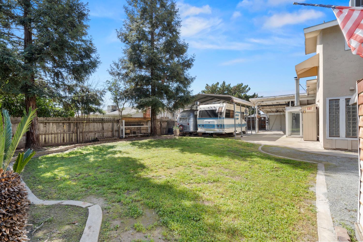 1015 E Paradise Ave, Visalia, CA 93592