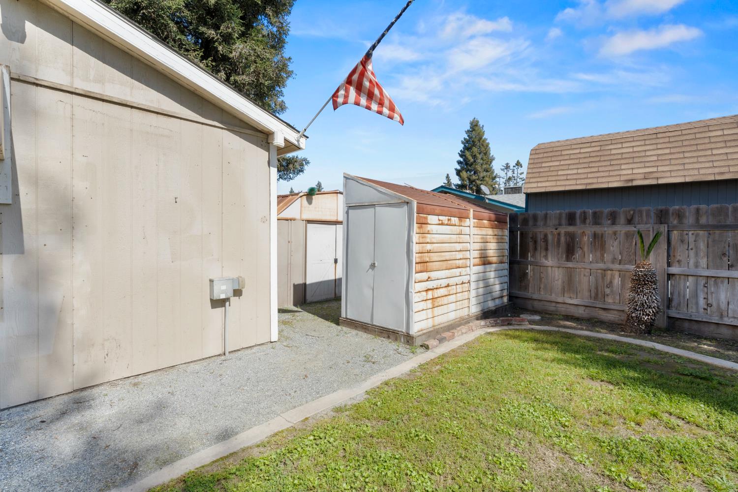 1015 E Paradise Ave, Visalia, CA 93592