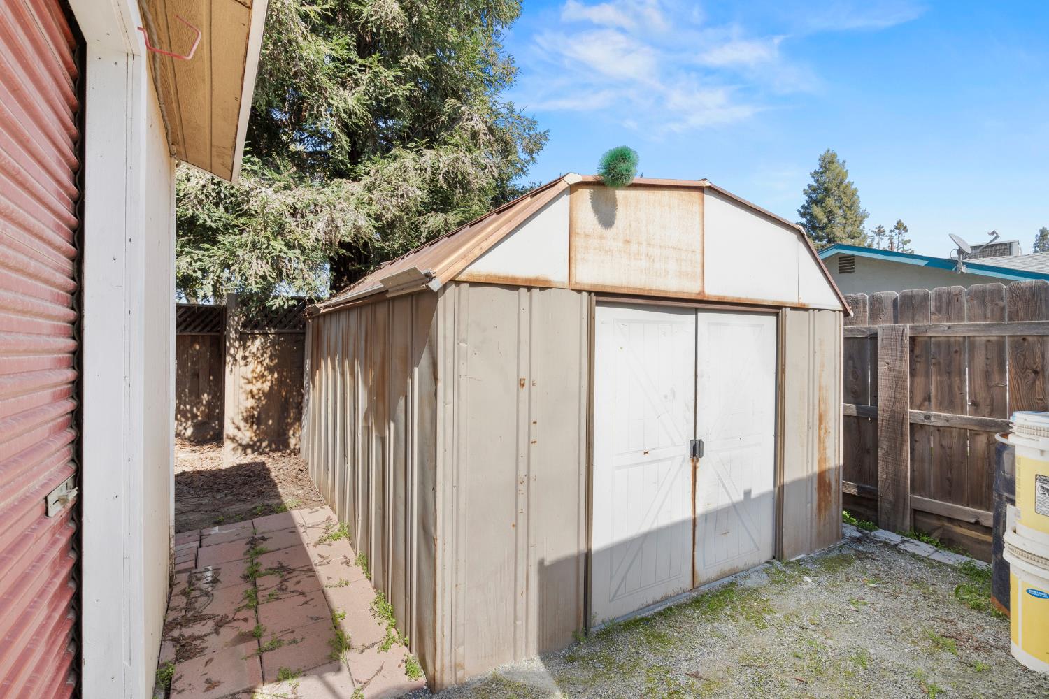 1015 E Paradise Ave, Visalia, CA 93592