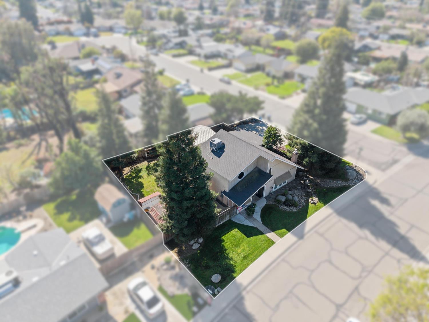 1015 E Paradise Ave, Visalia, CA 93592