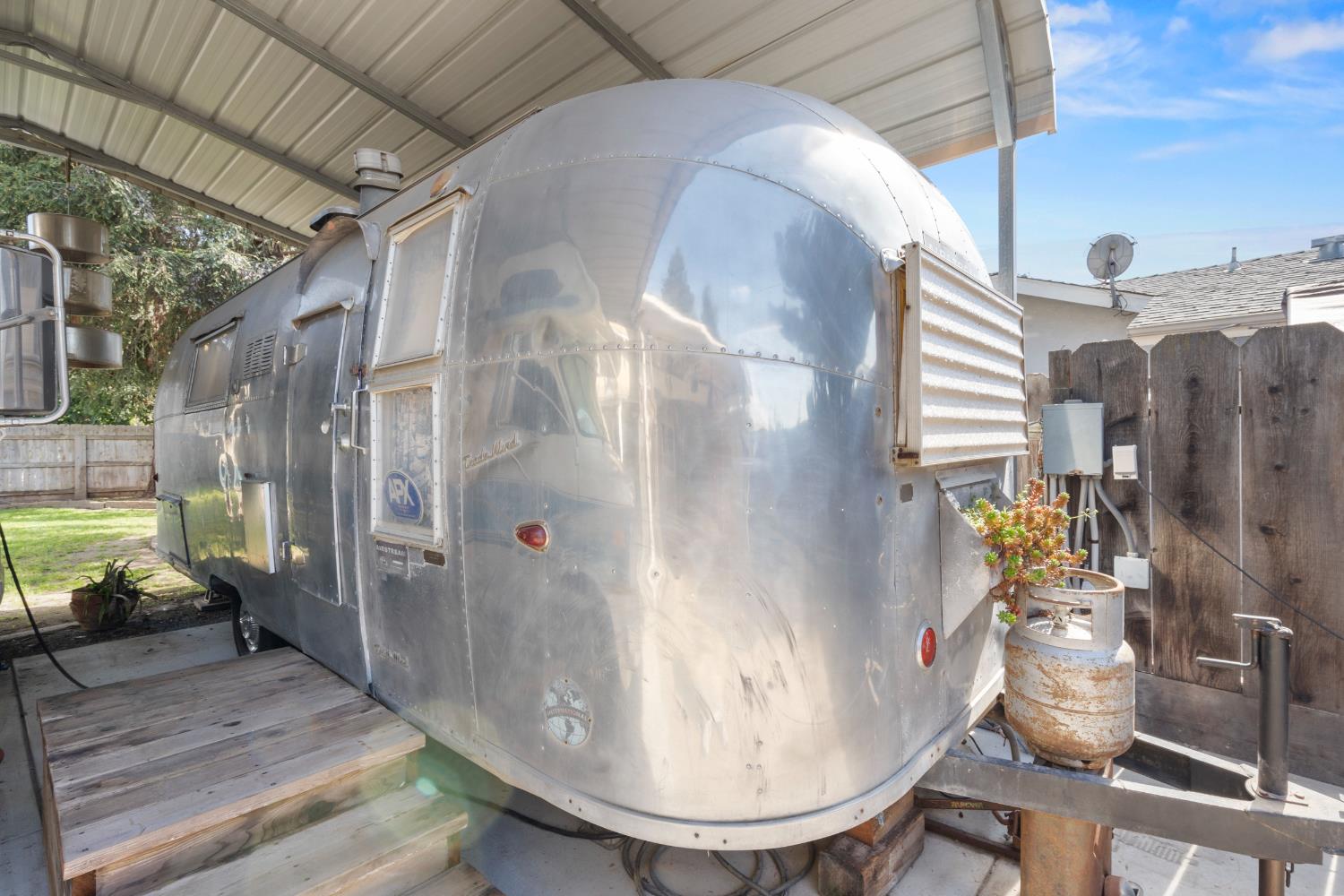 1015 E Paradise Ave, Visalia, CA 93592