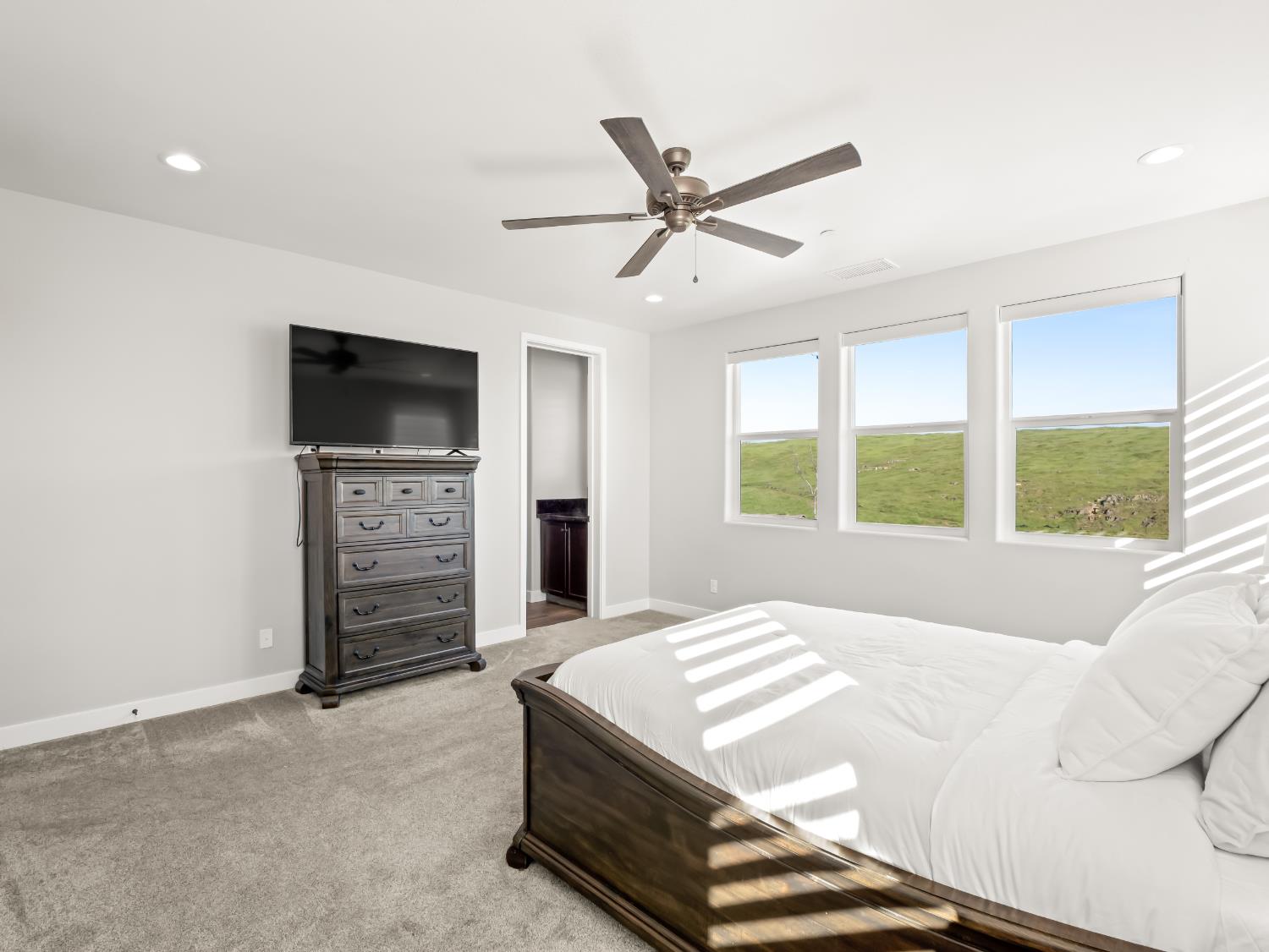 4483 Crown Bluffs Dr, Madera, CA 93636