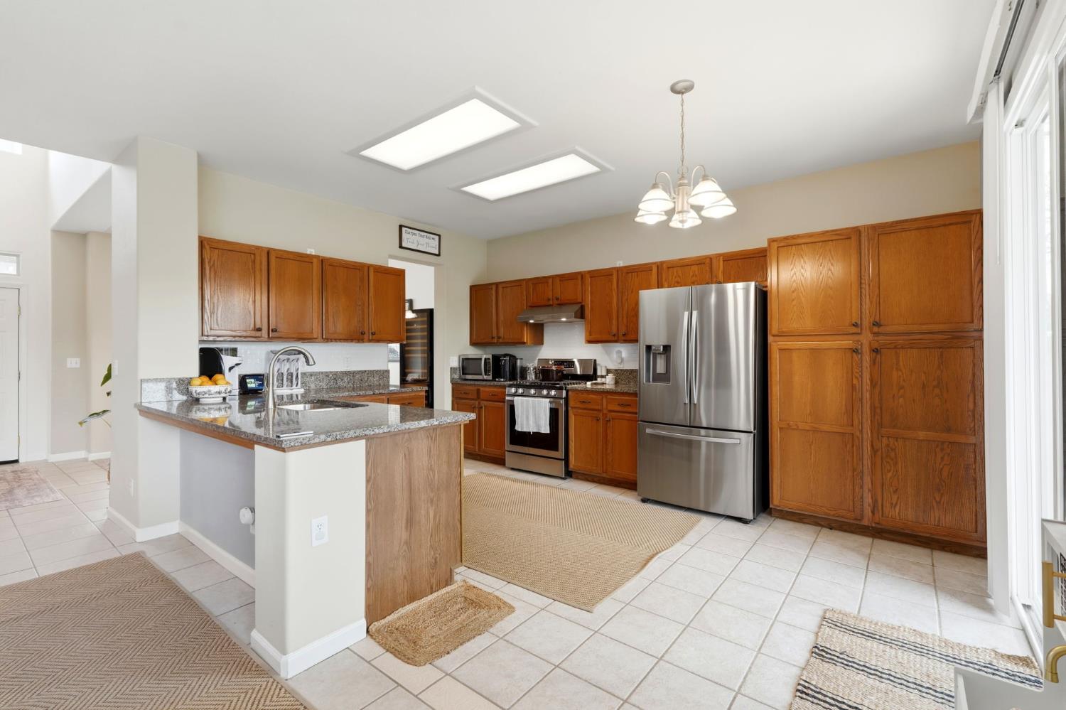 903 W Sandstone Ct, Hanford, CA 93230