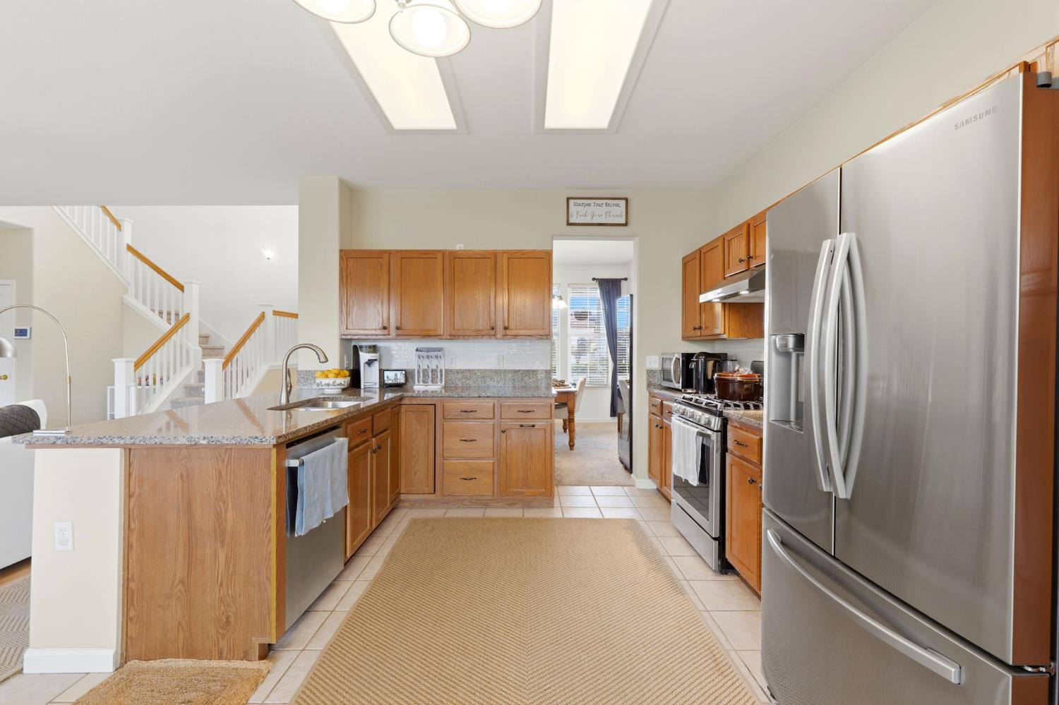 903 W Sandstone Ct, Hanford, CA 93230