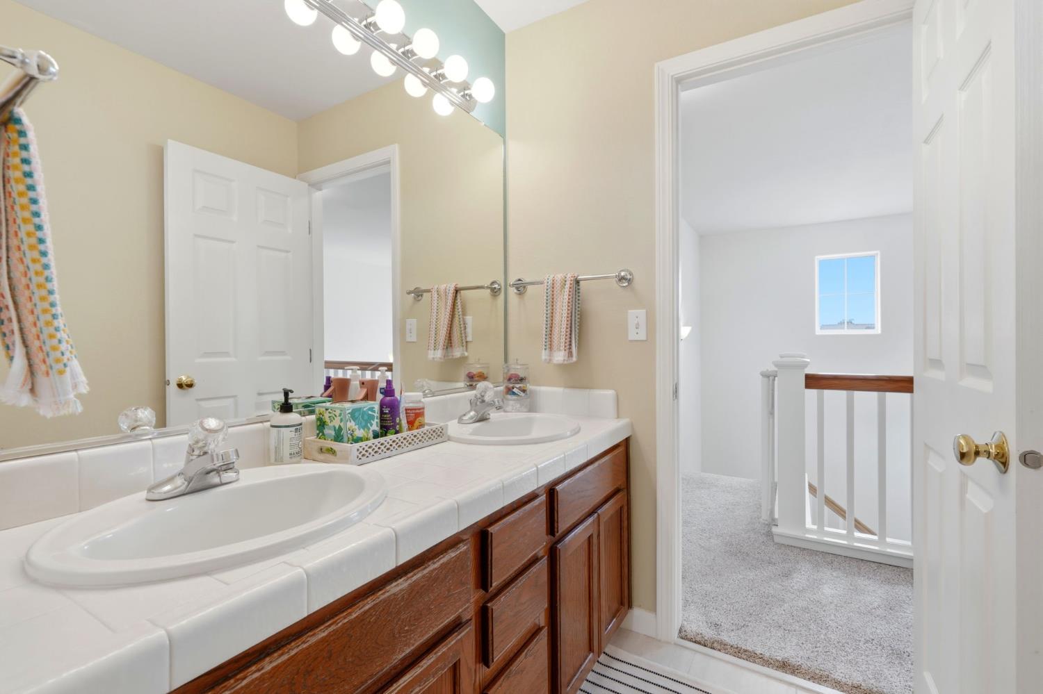 903 W Sandstone Ct, Hanford, CA 93230