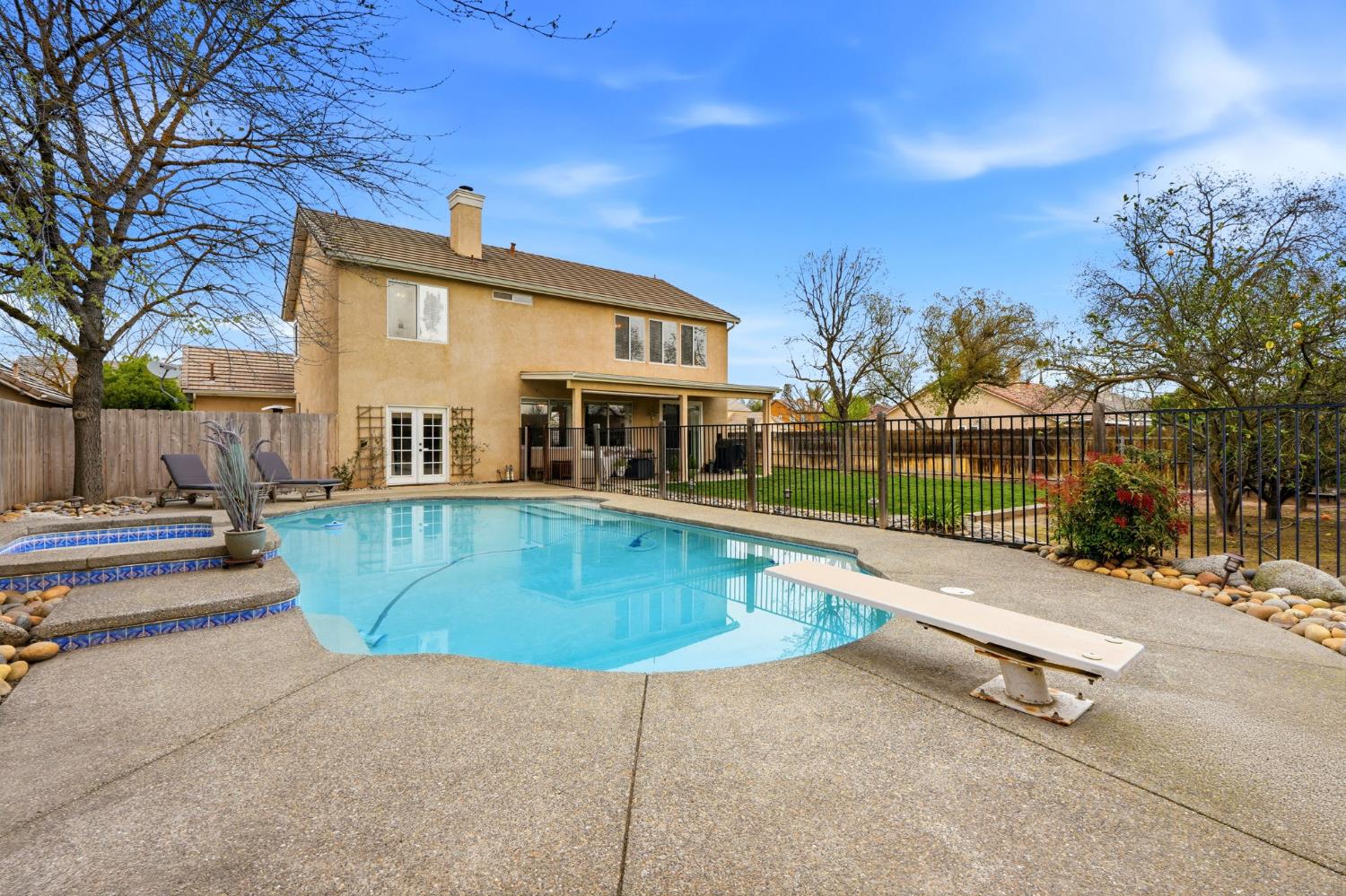 903 W Sandstone Ct, Hanford, CA 93230