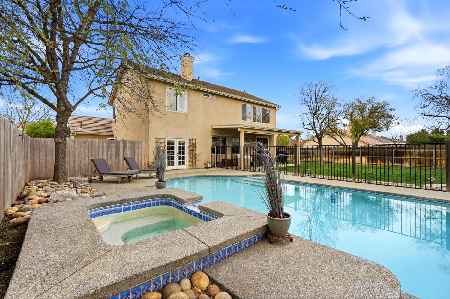 903 W Sandstone Ct, Hanford, CA 93230