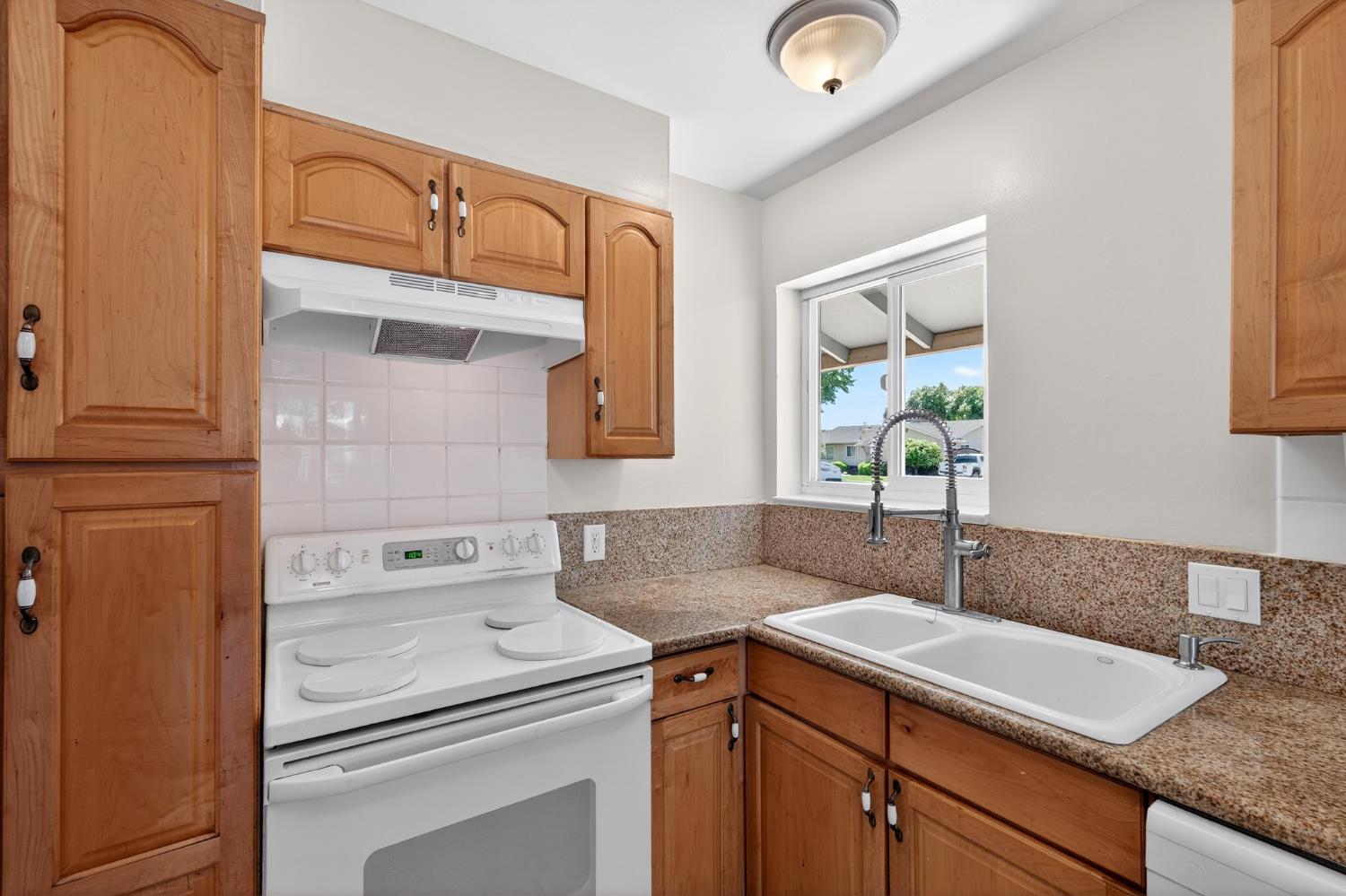 4462 N Van Dyke Ave, Fresno, CA 93705