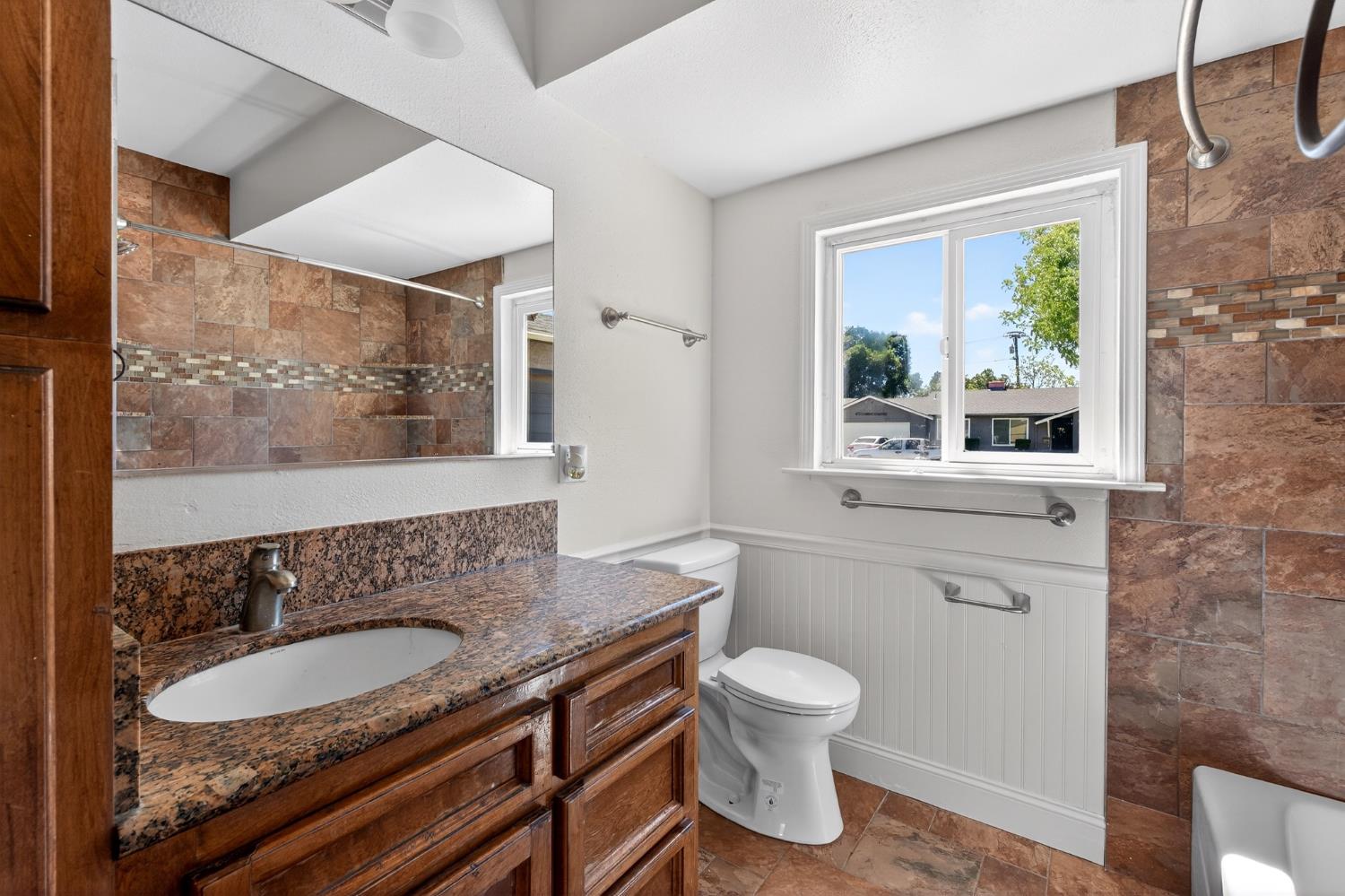 4462 N Van Dyke Ave, Fresno, CA 93705