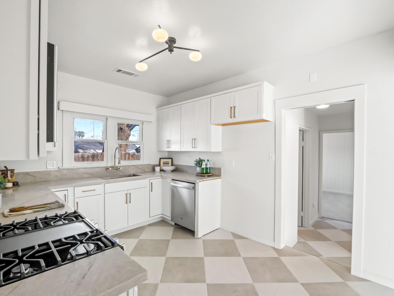 425 W Elm St, Hanford, CA 93230