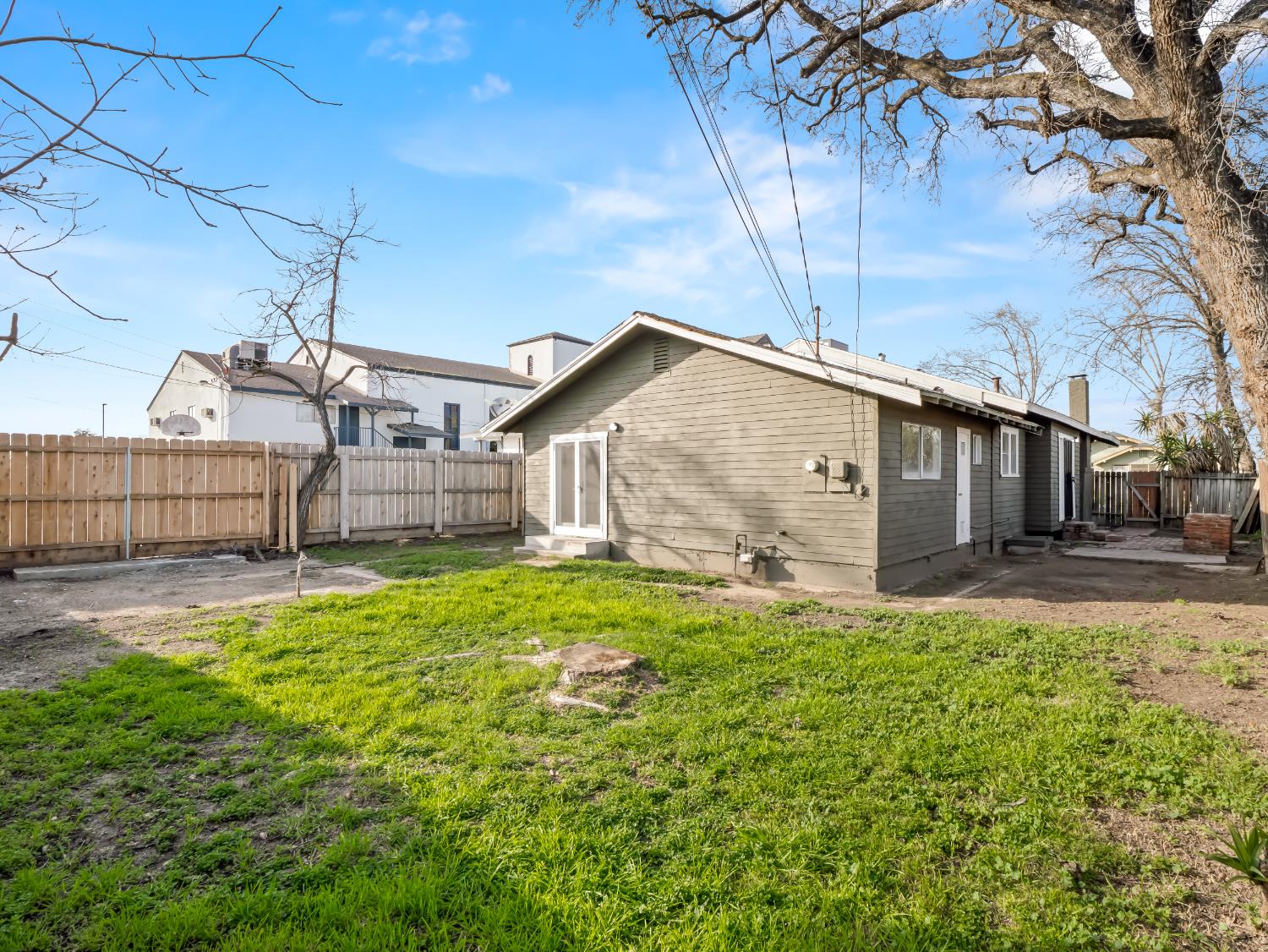 425 W Elm St, Hanford, CA 93230
