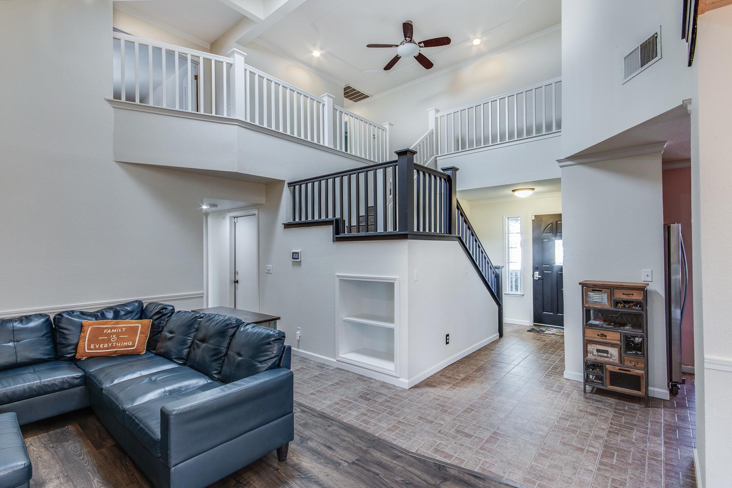 166 Bedford Ave, Clovis, CA 93611