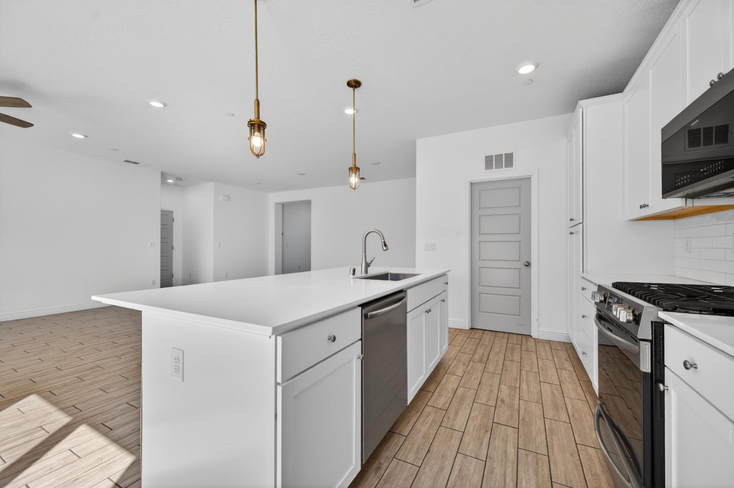 6591 E Liberty Ave, Fresno, CA 93727