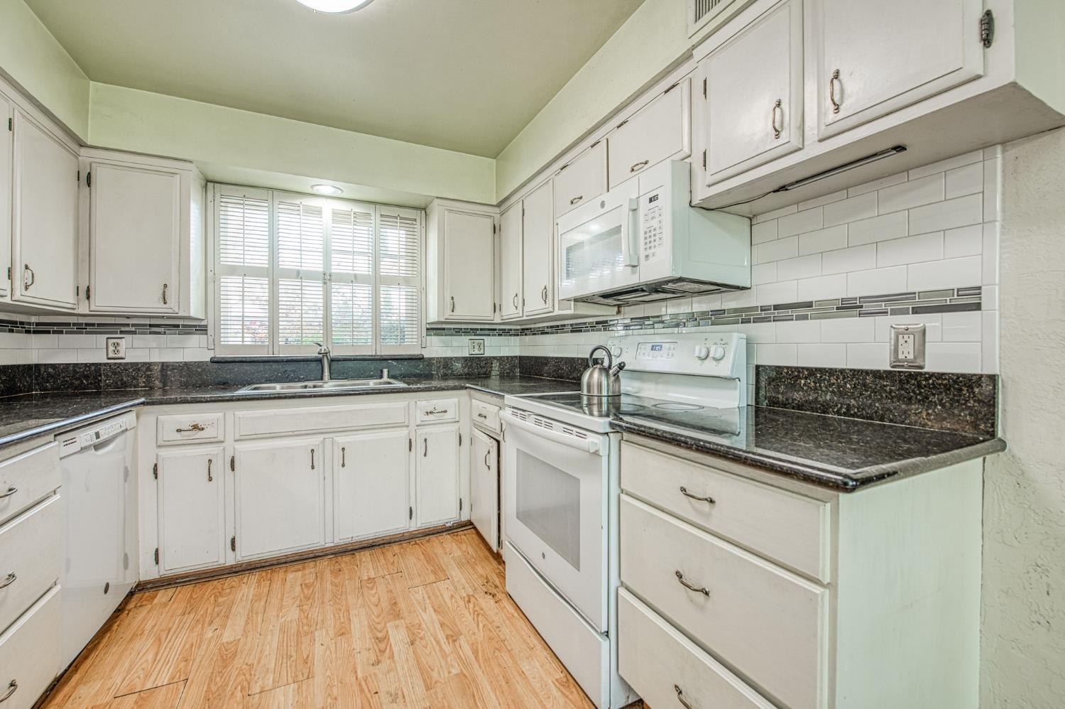 2306 Stanford Ave, Clovis, CA 93611