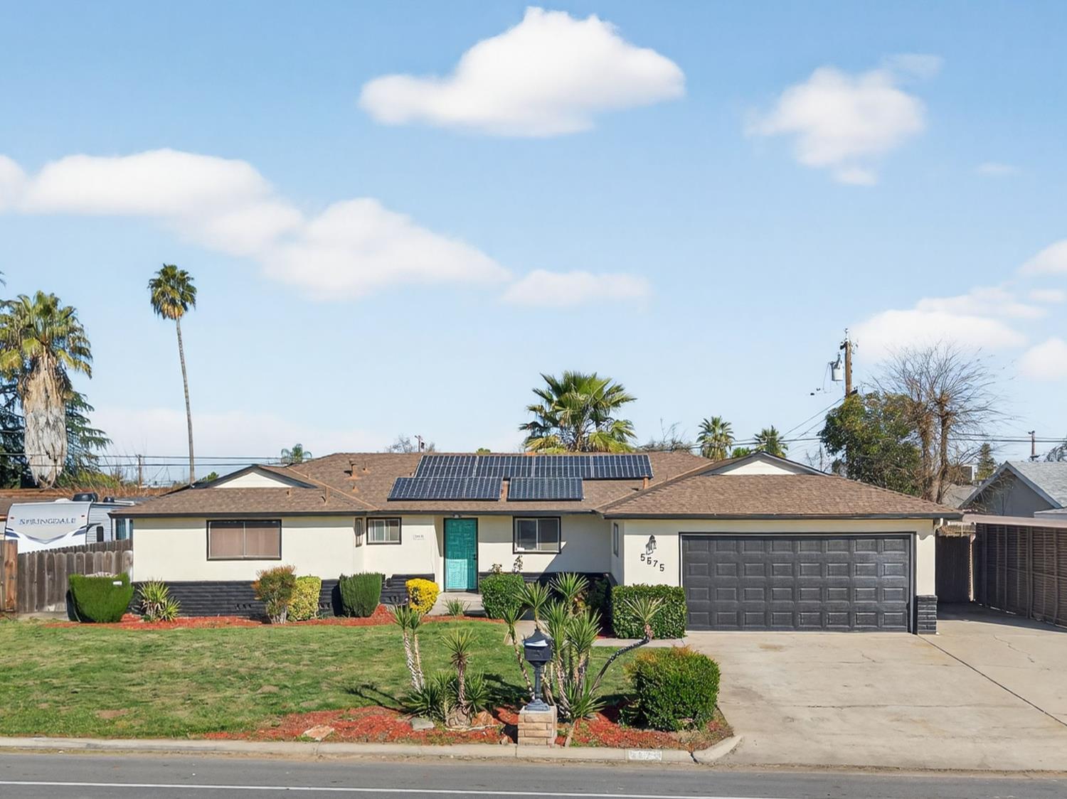 5675 E Ashlan Ave, Fresno, CA 93727