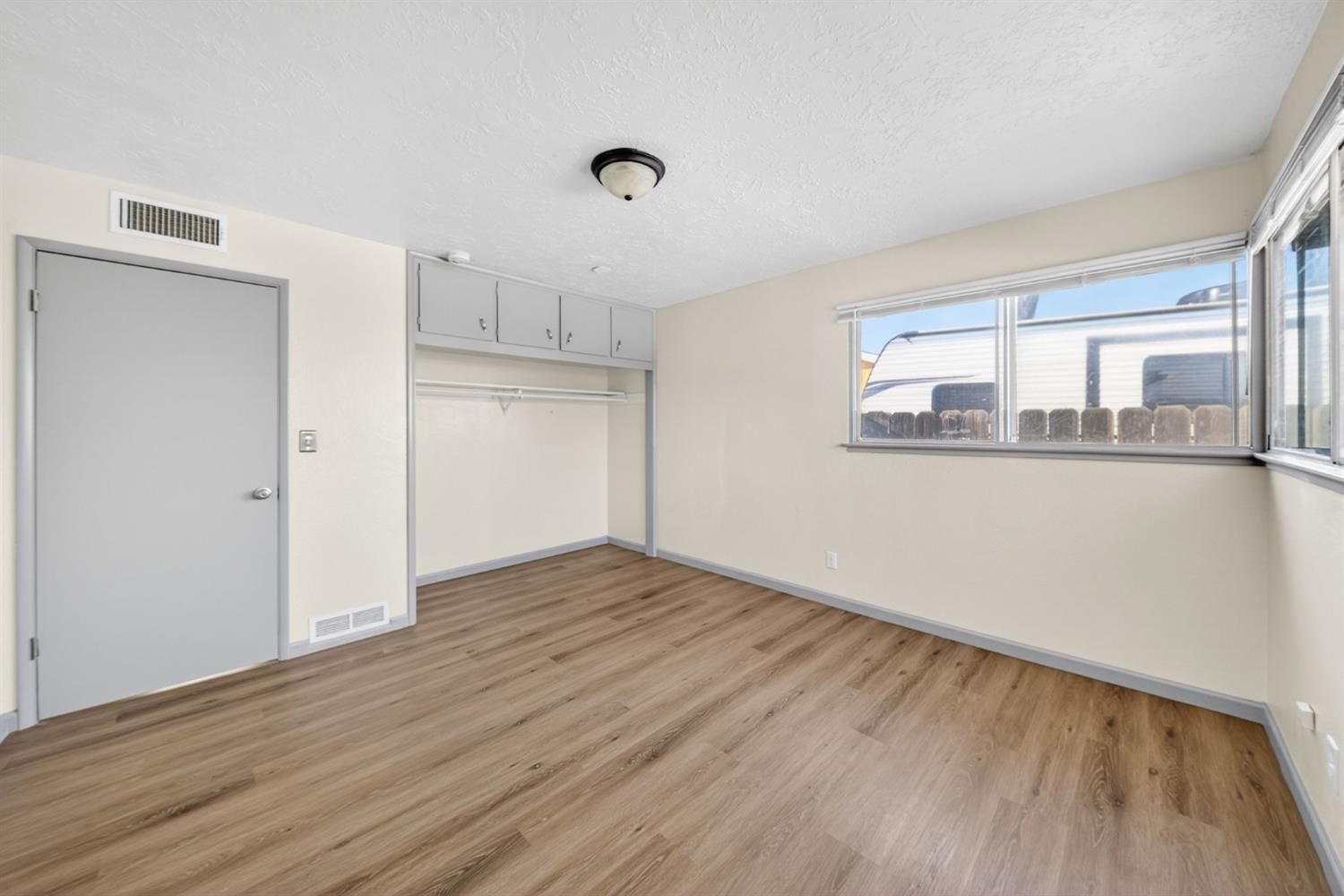 5675 E Ashlan Ave, Fresno, CA 93727