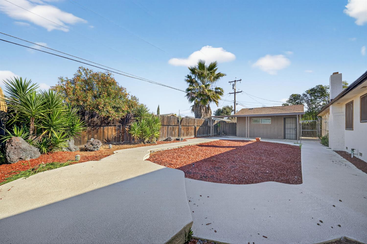 5675 E Ashlan Ave, Fresno, CA 93727