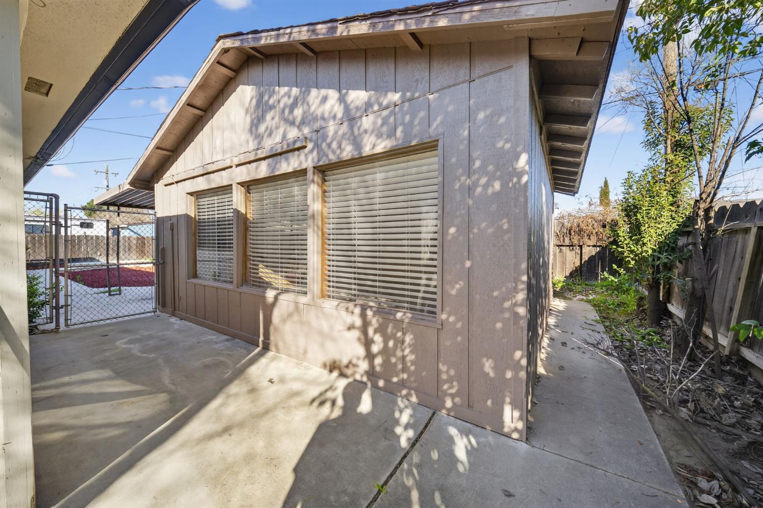 5675 E Ashlan Ave, Fresno, CA 93727