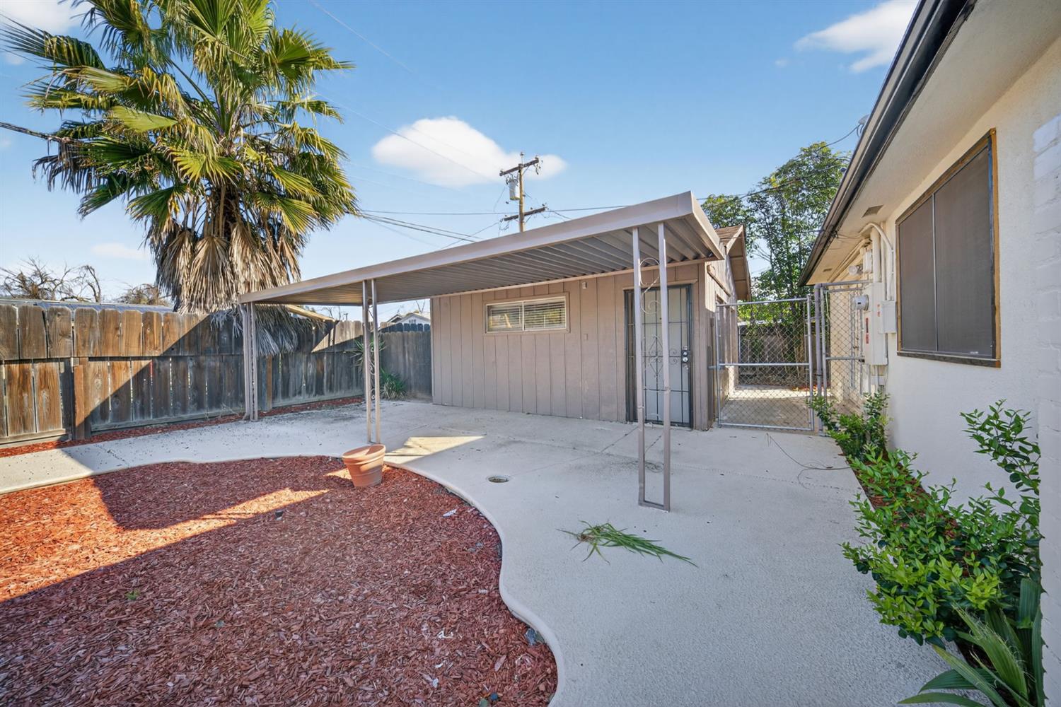 5675 E Ashlan Ave, Fresno, CA 93727