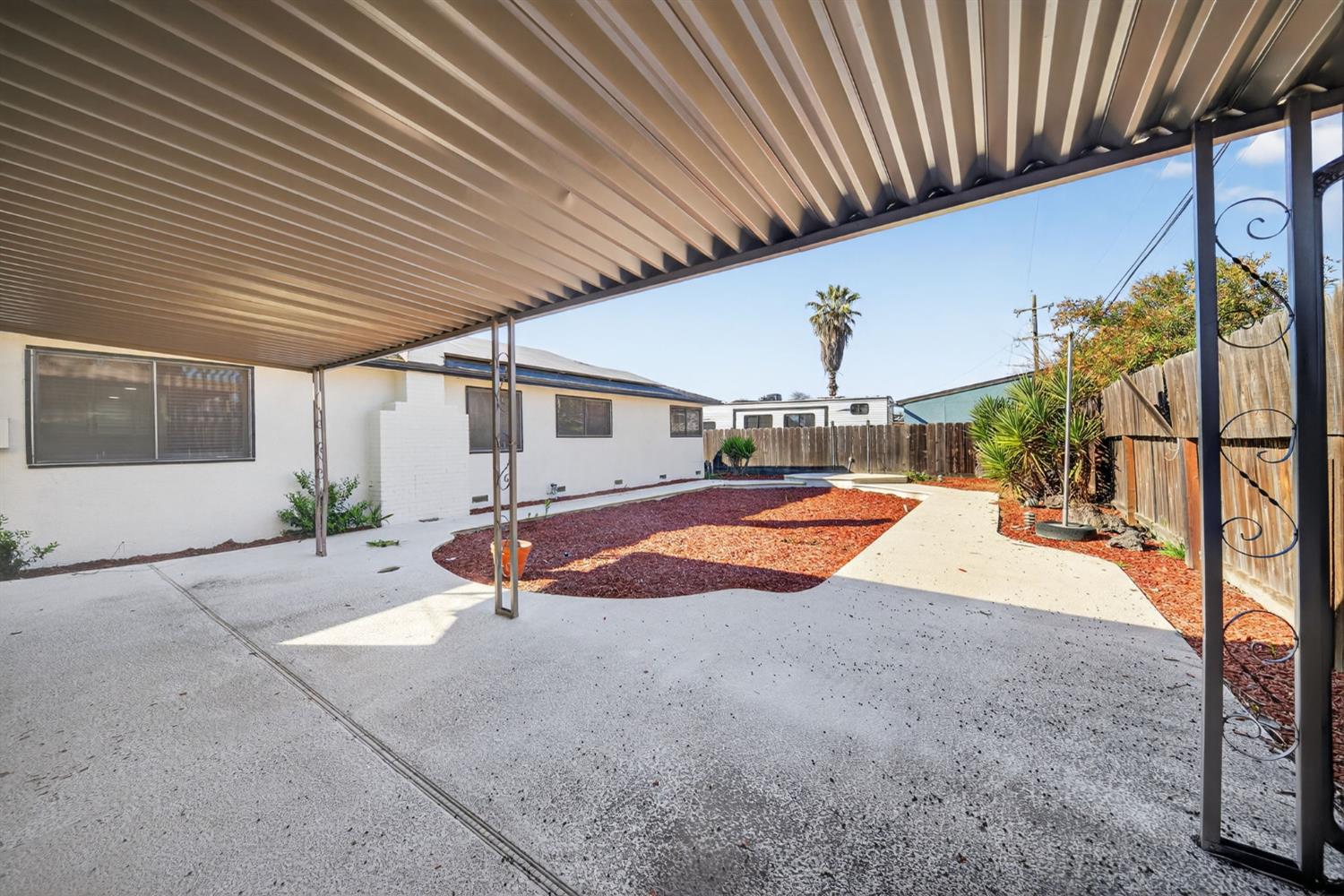 5675 E Ashlan Ave, Fresno, CA 93727