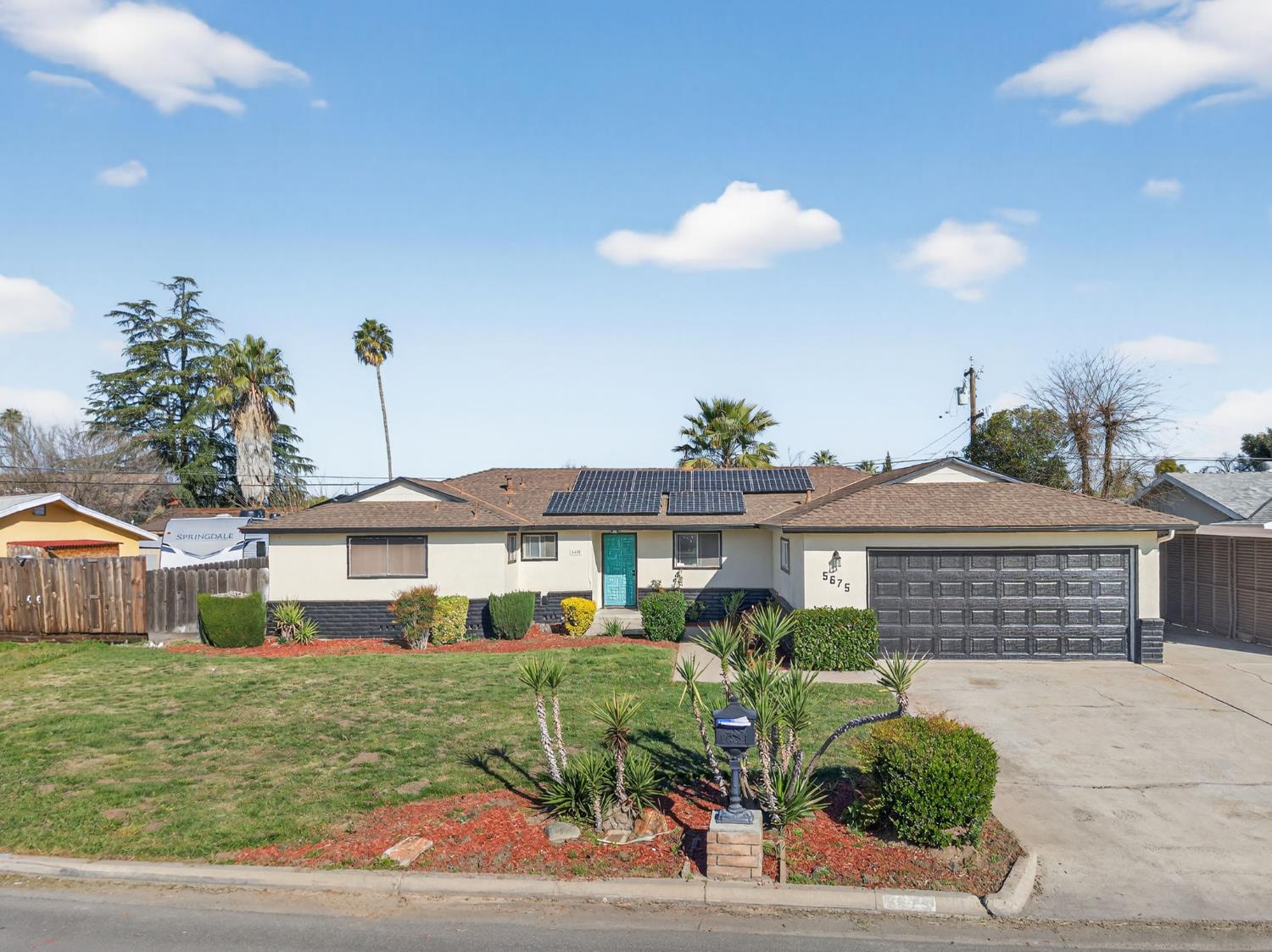 5675 E Ashlan Ave, Fresno, CA 93727