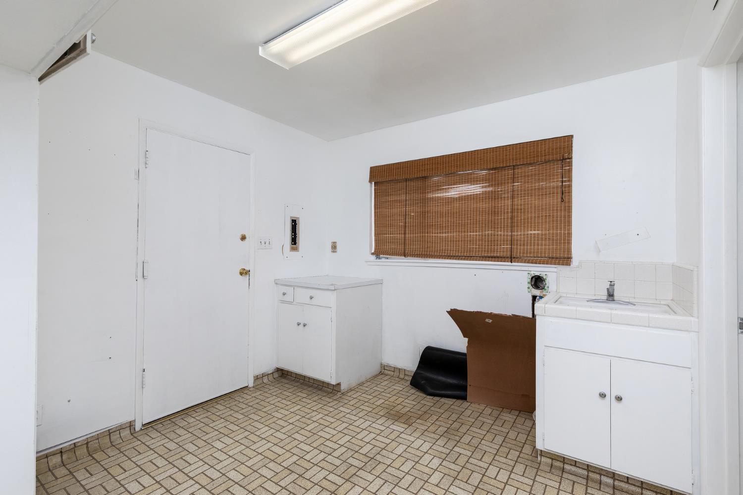 805 Lyon Ave, Sanger, CA 93657