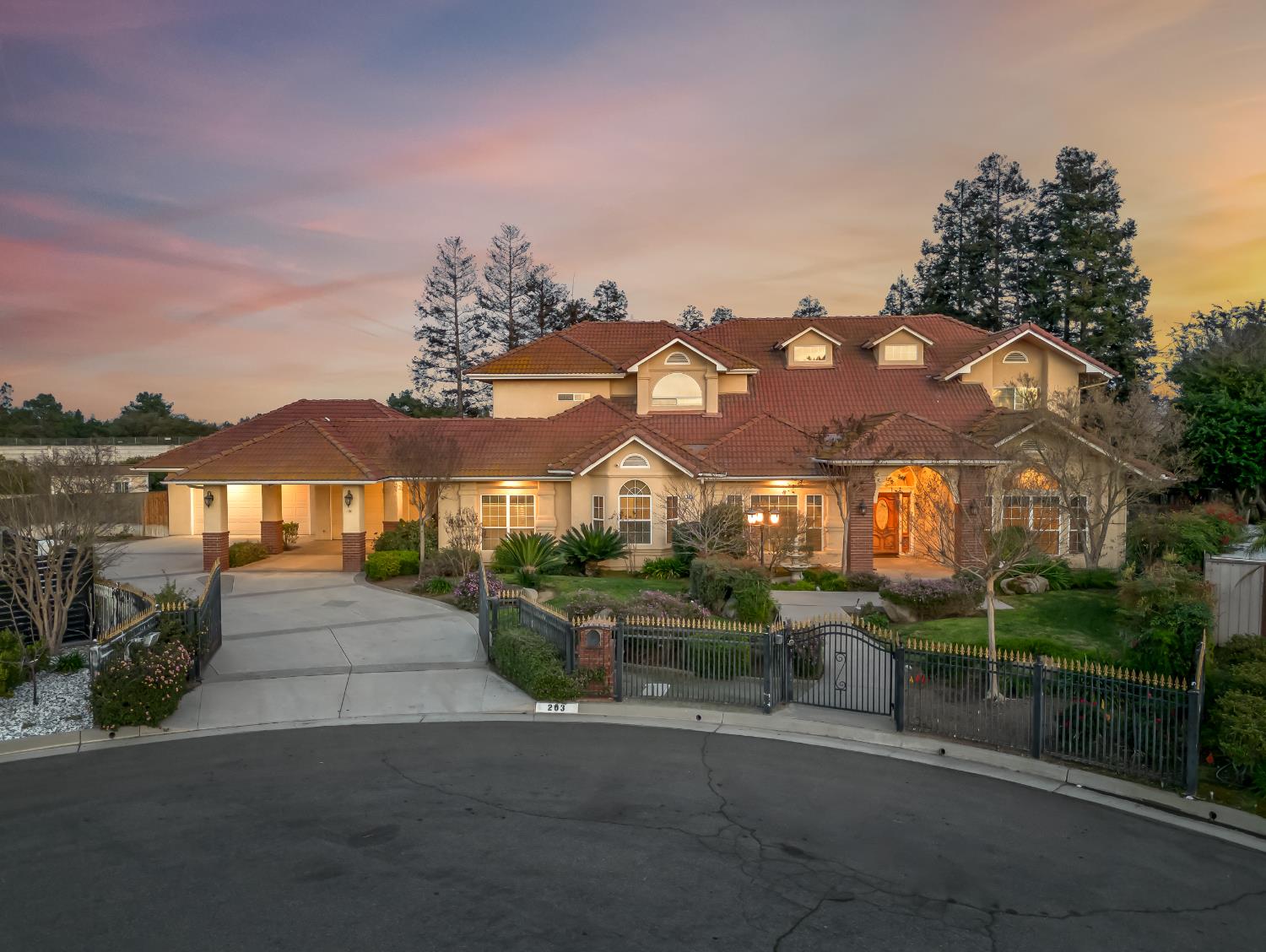 203 W Bluff Ave, Fresno, CA 93711