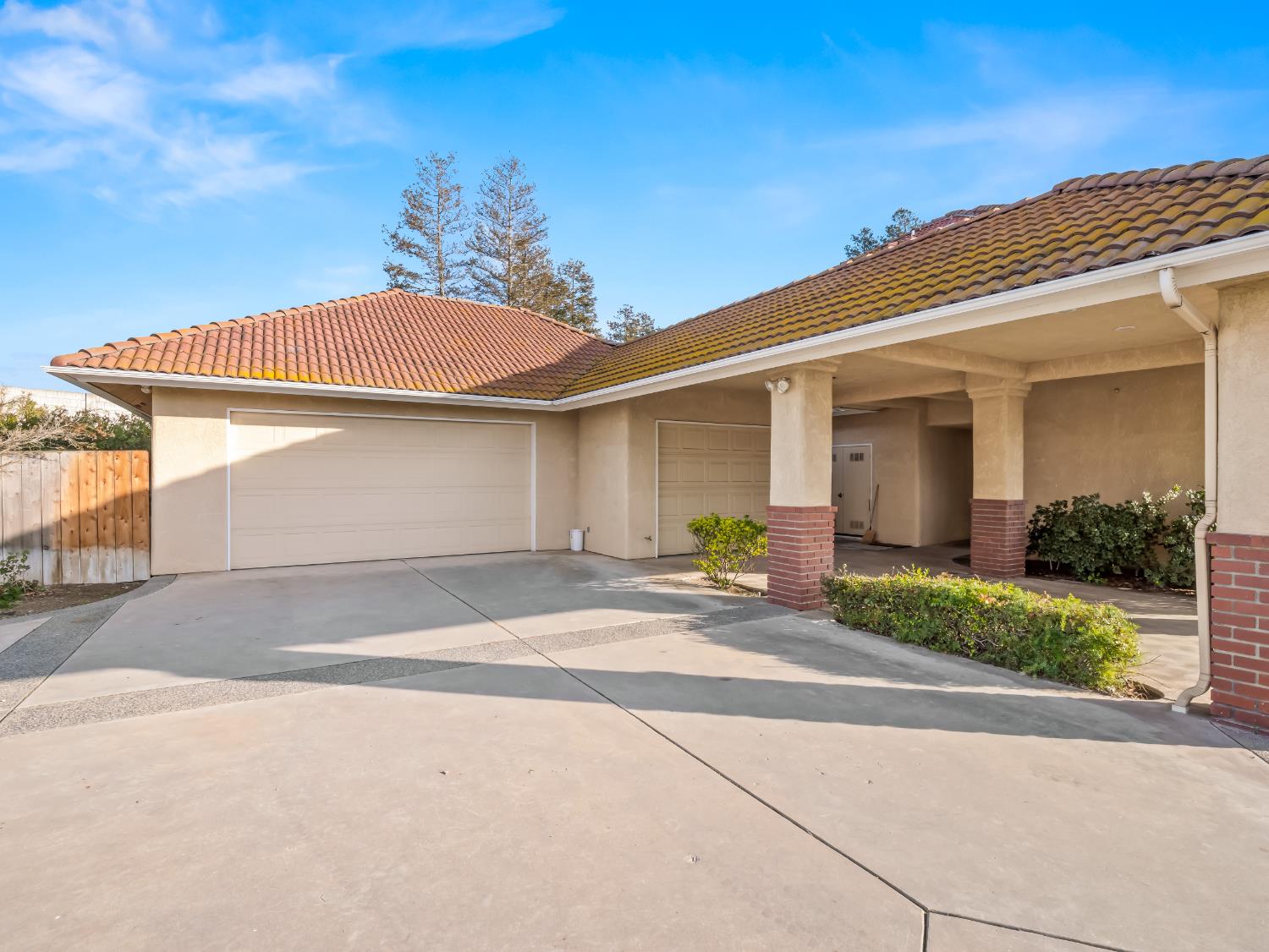 203 W Bluff Ave, Fresno, CA 93711