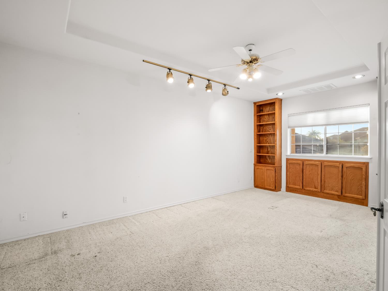 203 W Bluff Ave, Fresno, CA 93711