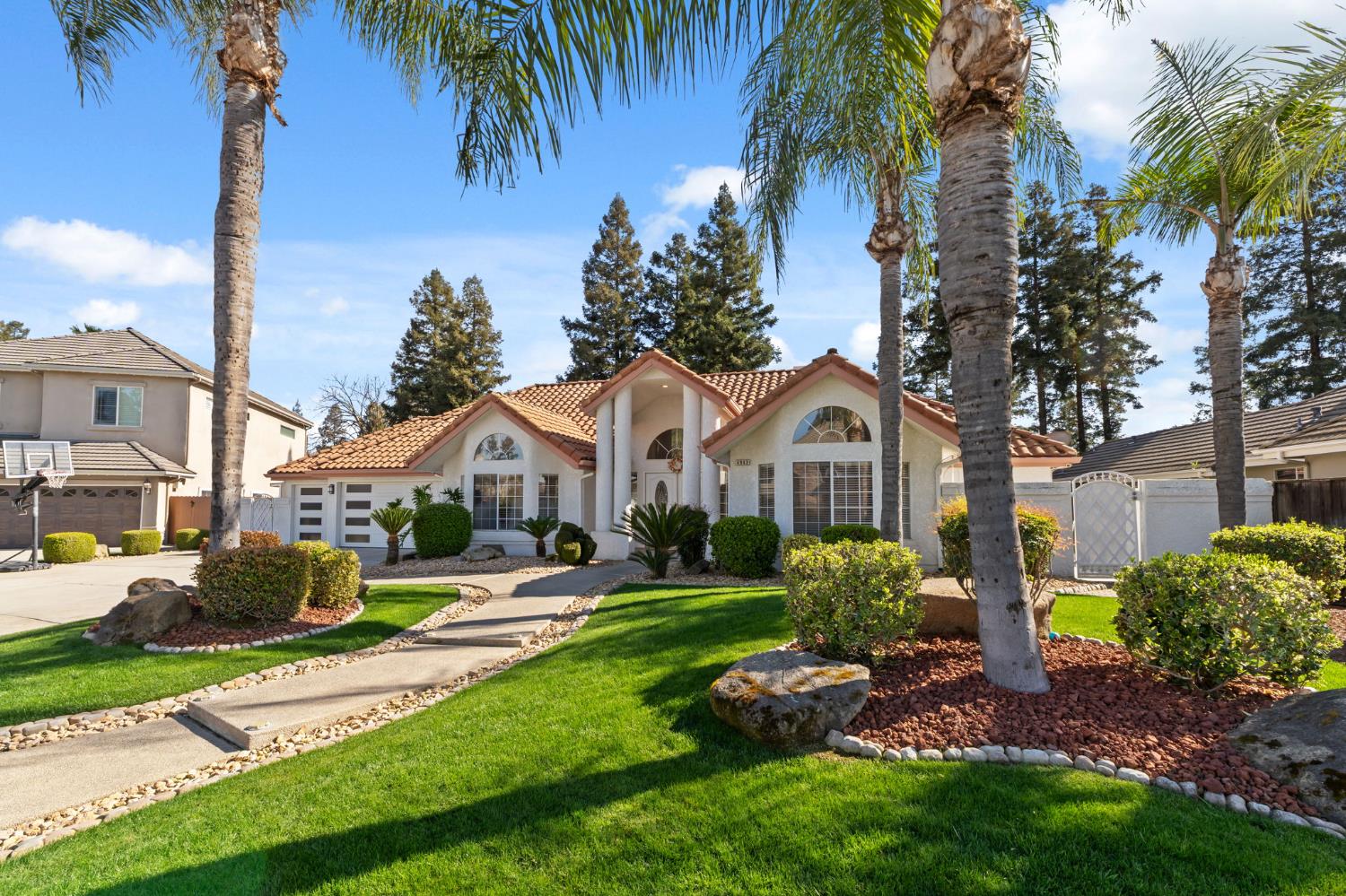 4943 W Minarets Ave, Fresno, CA 93722