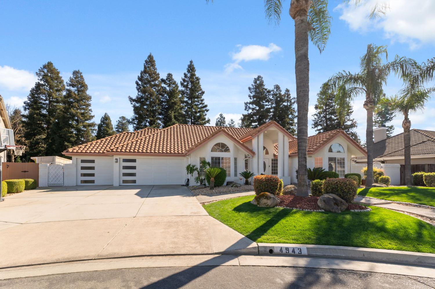 4943 W Minarets Ave, Fresno, CA 93722