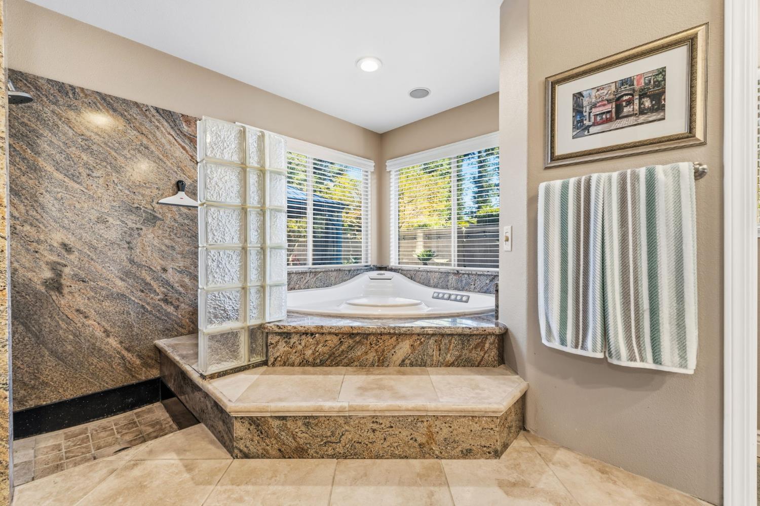 4943 W Minarets Ave, Fresno, CA 93722