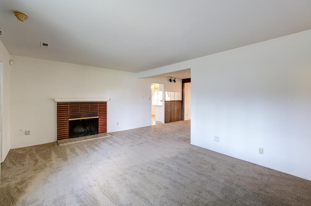 433 W Robinson Ave, Fresno, CA 93705