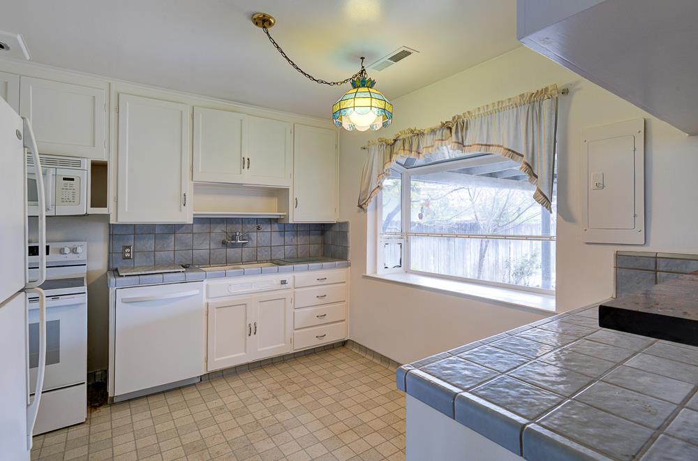 433 W Robinson Ave, Fresno, CA 93705