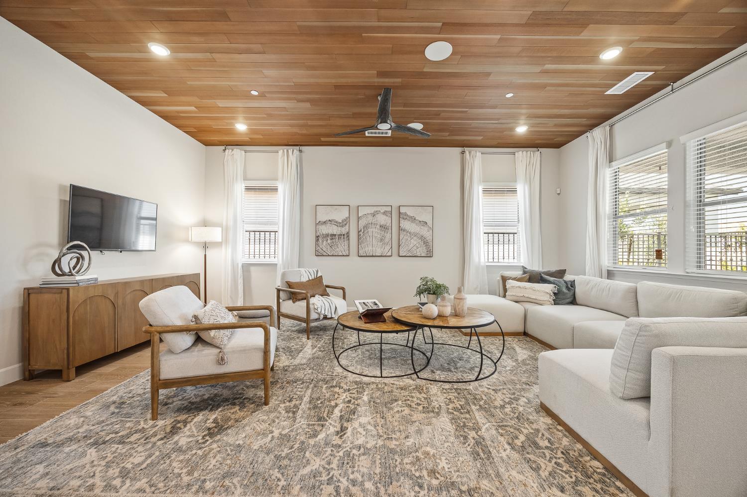 11214 N Via Ravenna Dr, Fresno, CA 93730