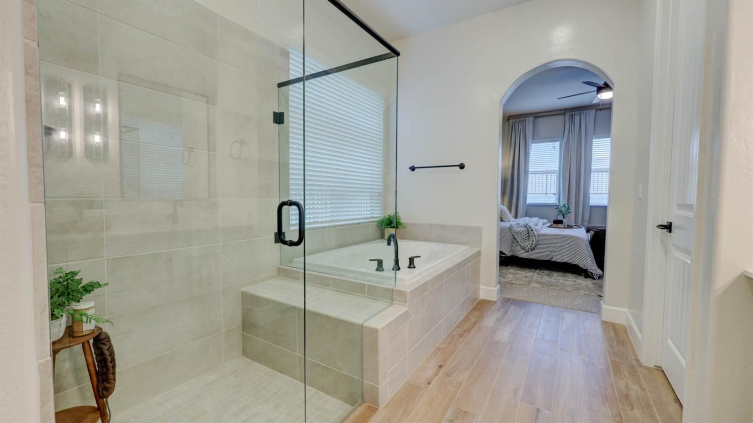 11206 N Via Ravenna Dr, Fresno, CA 93730