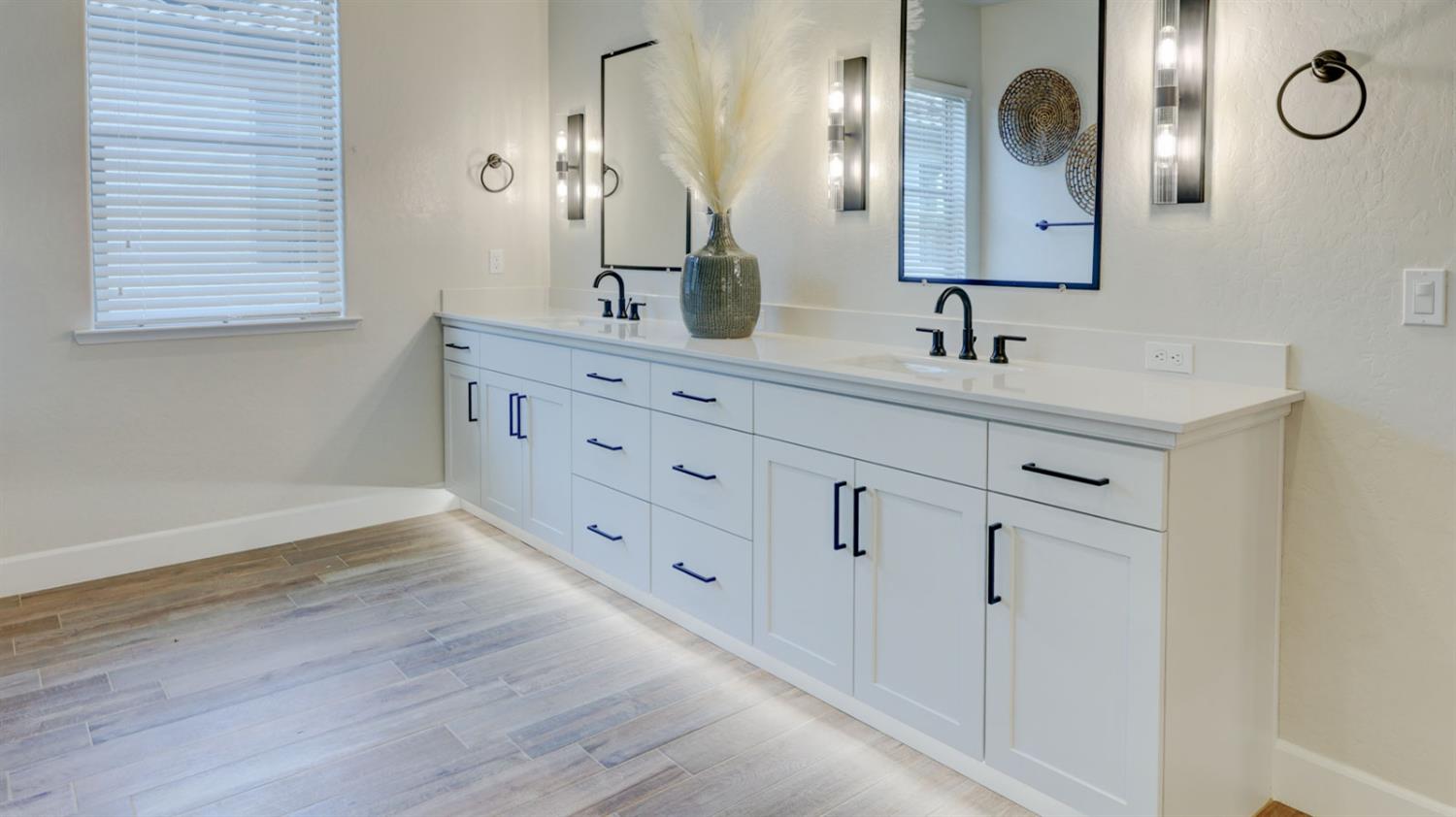 11206 N Via Ravenna Dr, Fresno, CA 93730