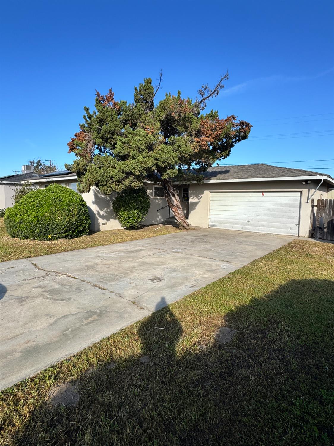 5703 E Hampton Way, Fresno, CA 93727