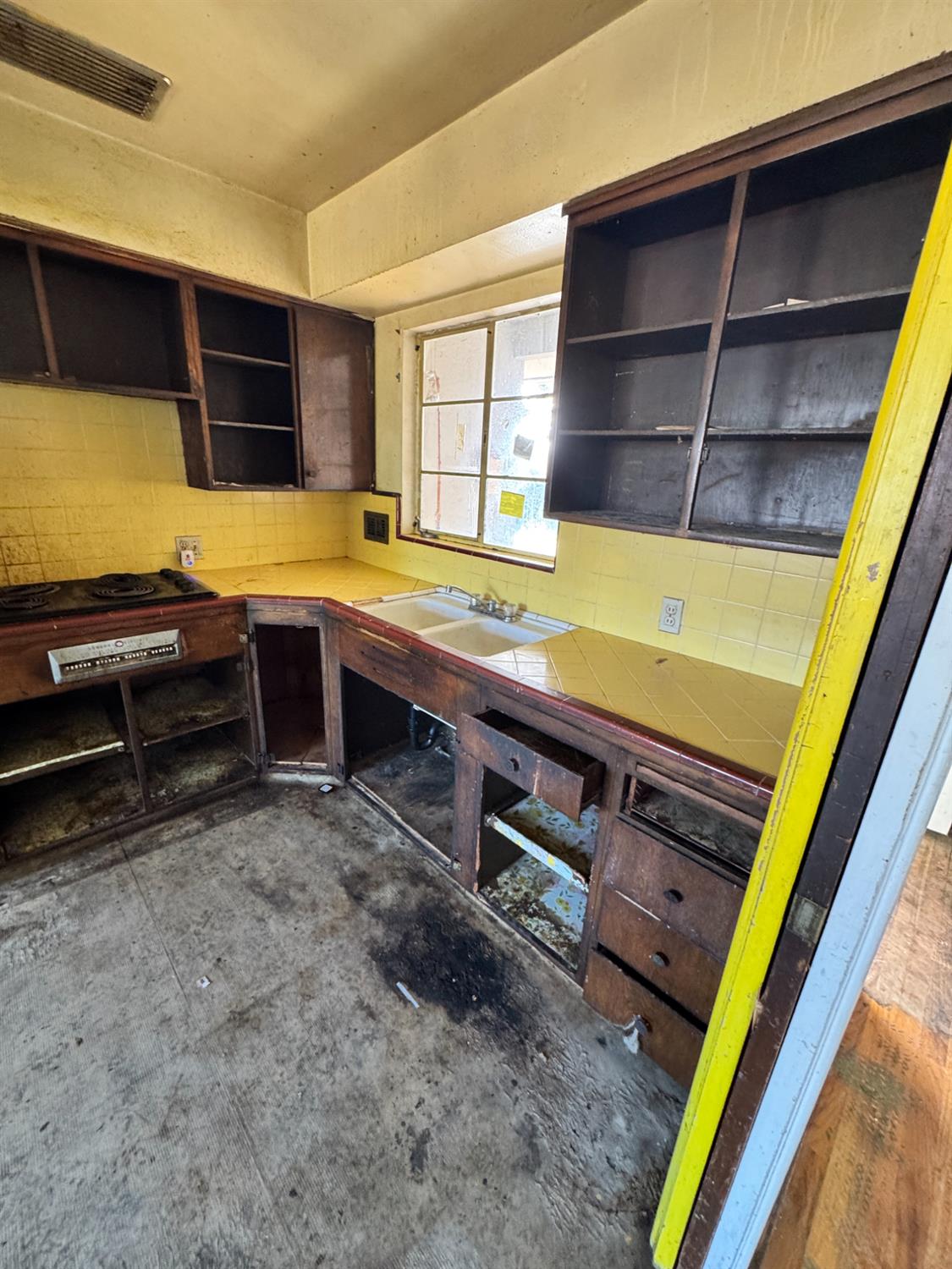 5703 E Hampton Way, Fresno, CA 93727