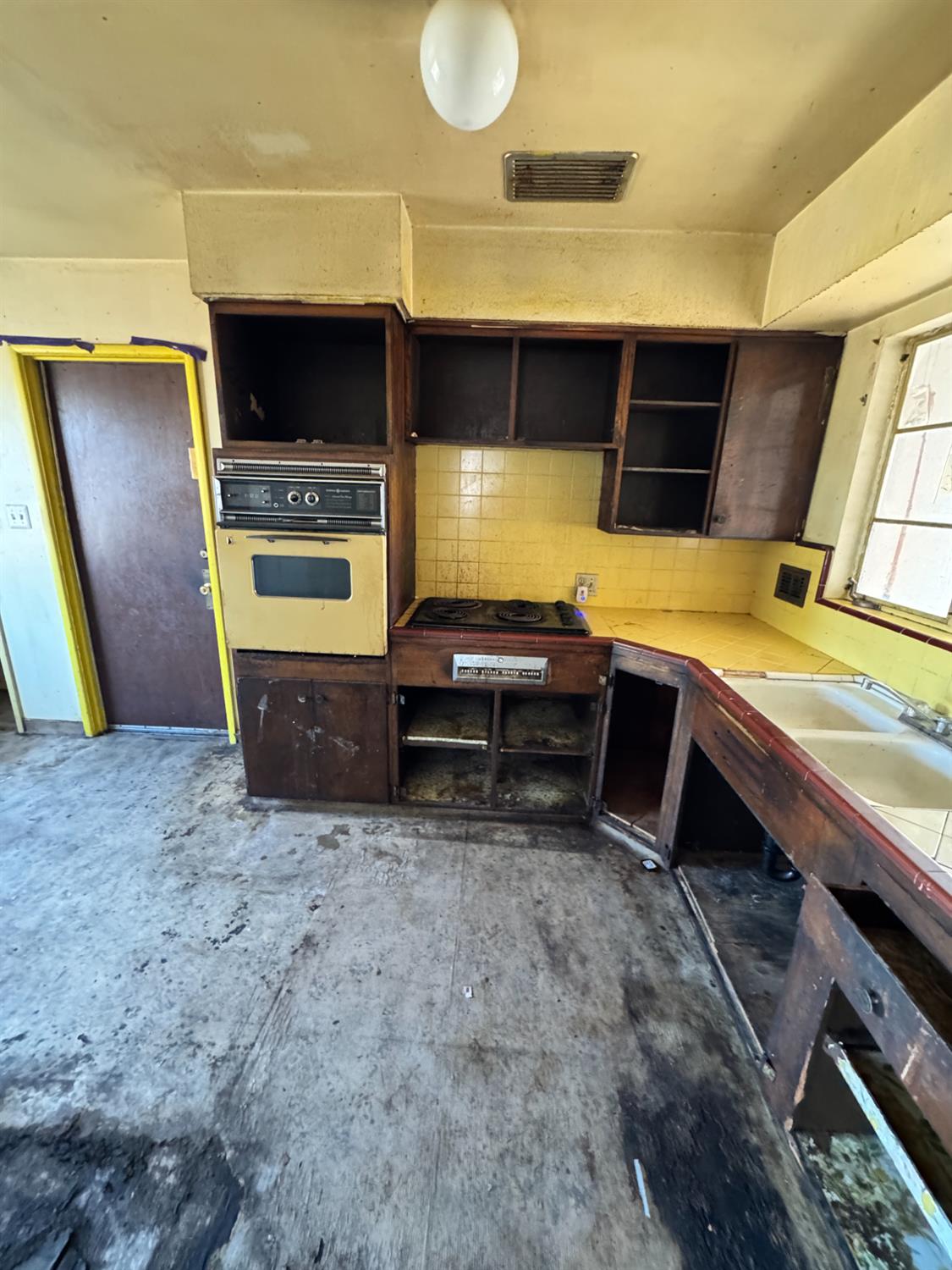 5703 E Hampton Way, Fresno, CA 93727