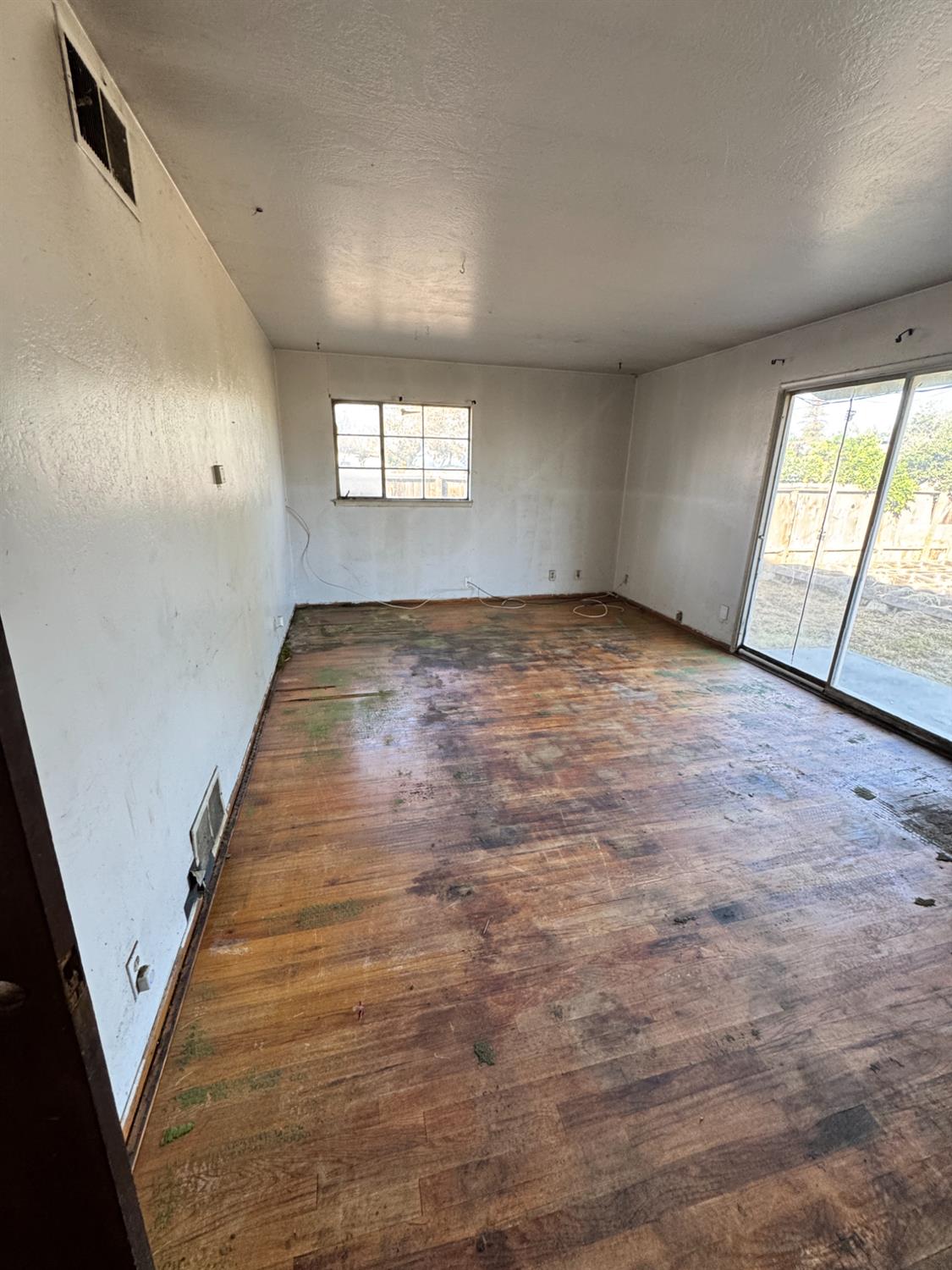 5703 E Hampton Way, Fresno, CA 93727