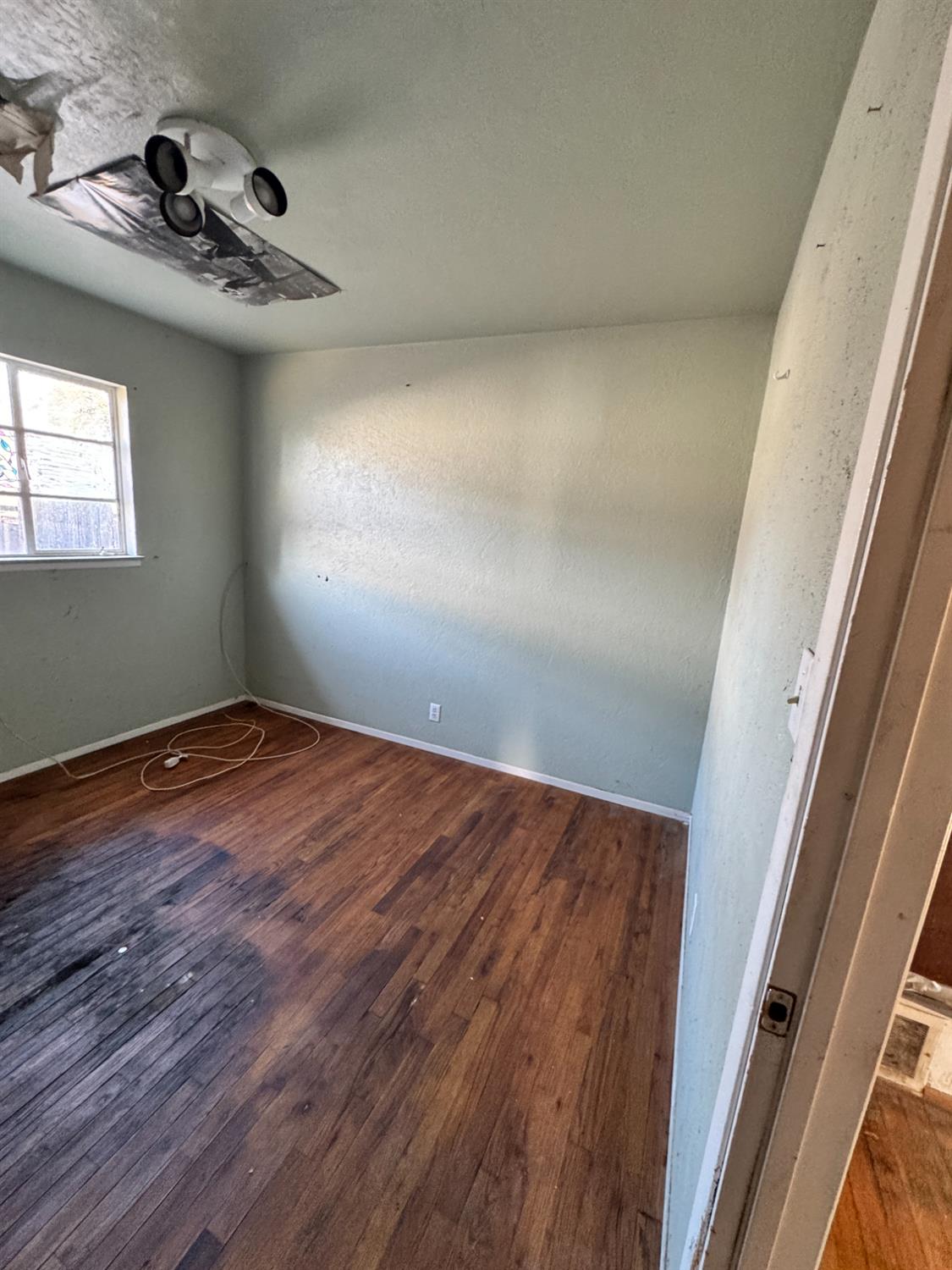 5703 E Hampton Way, Fresno, CA 93727