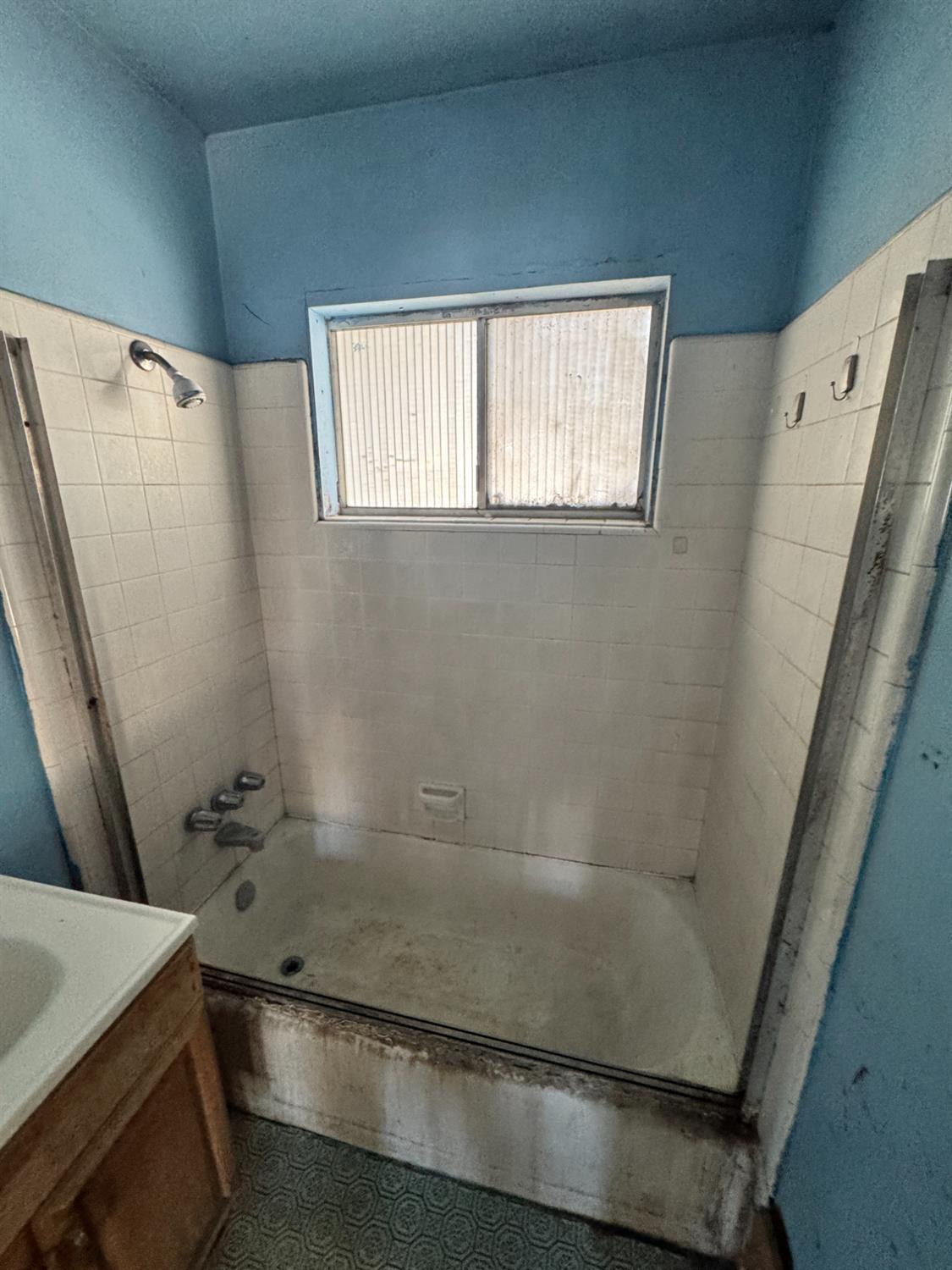 5703 E Hampton Way, Fresno, CA 93727